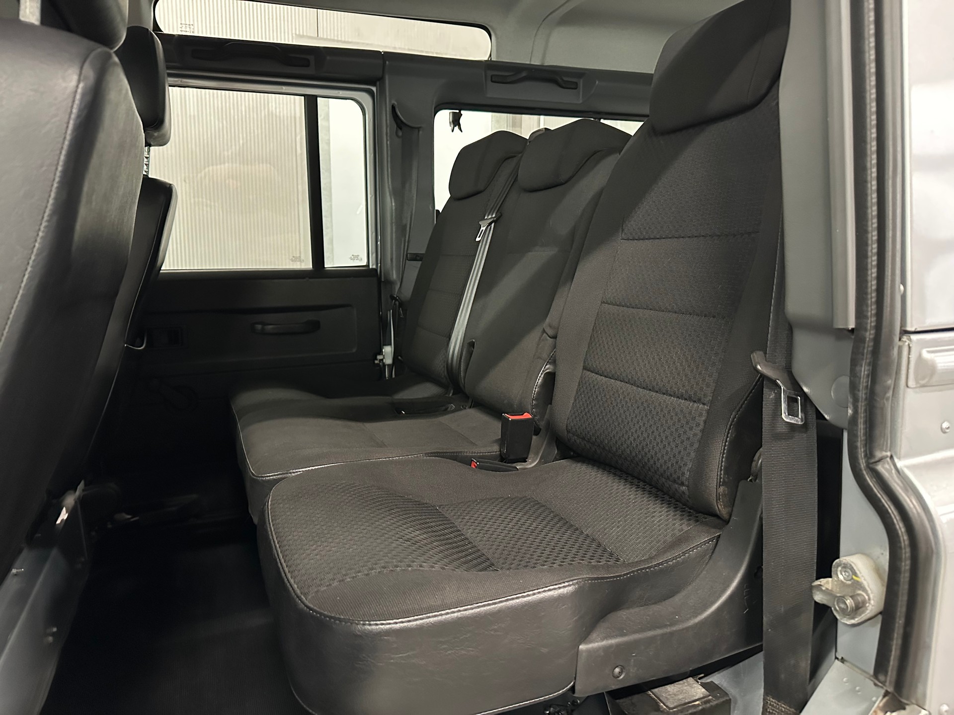 LAND ROVER Defender 110 2.2 TD4 Station Wagon-image-12