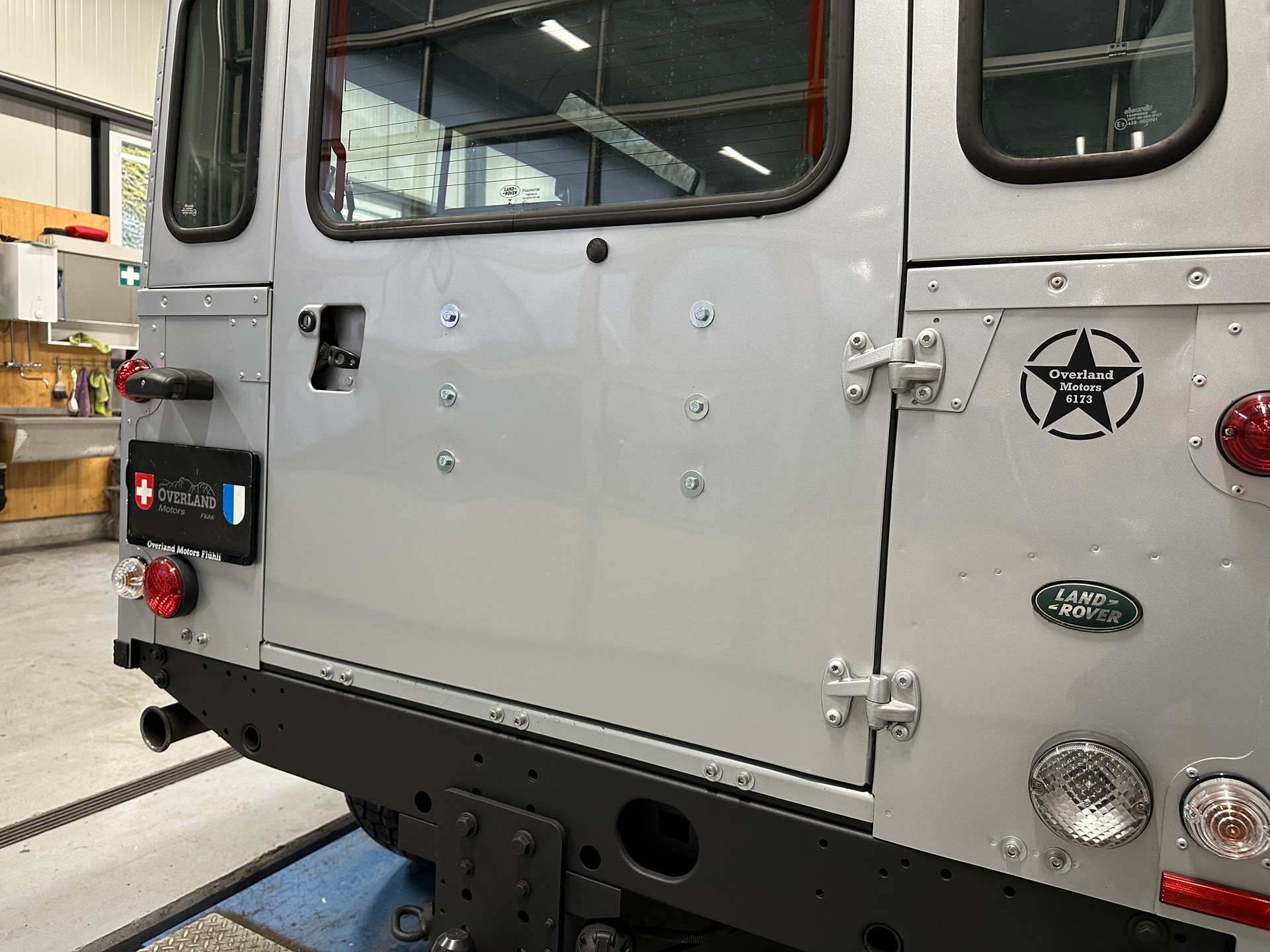 LAND ROVER Defender 110 2.2 TD4 Station Wagon-image-5