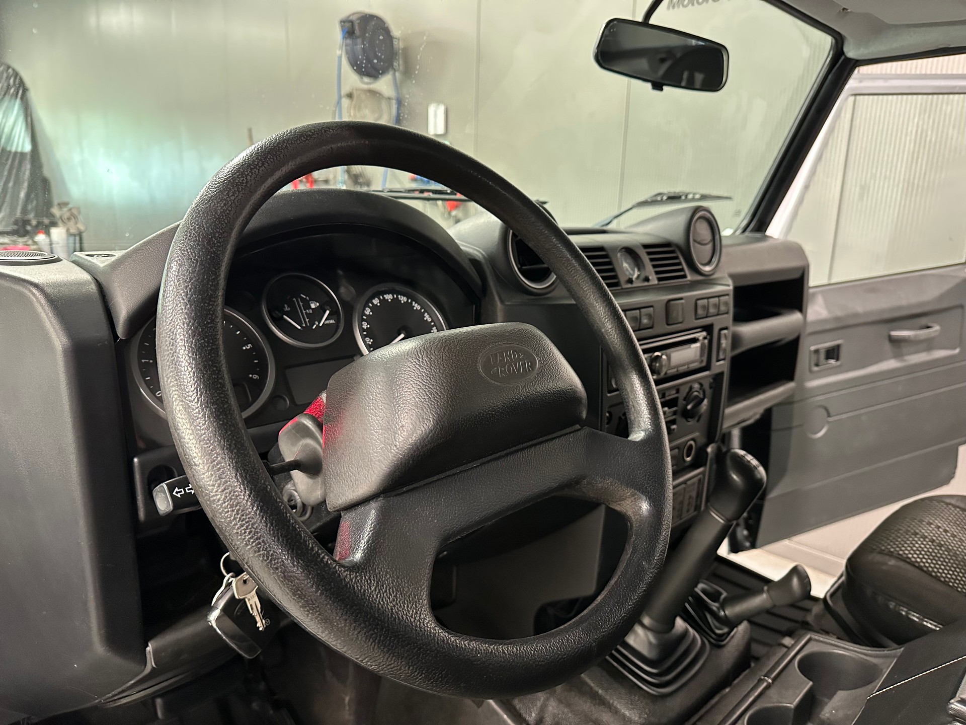 LAND ROVER Defender 110 2.2 TD4 Station Wagon-image-10