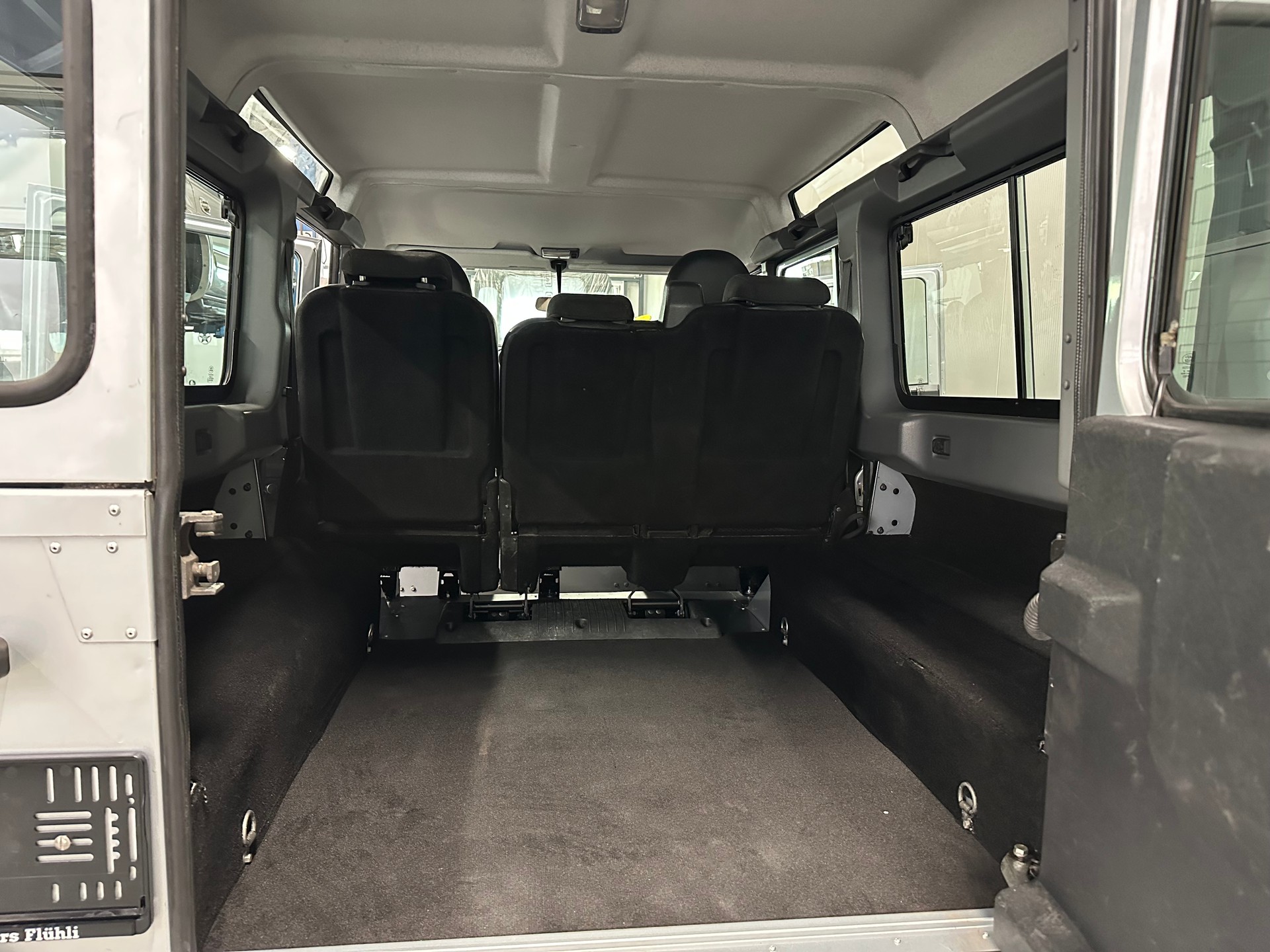 LAND ROVER Defender 110 2.2 TD4 Station Wagon-image-13