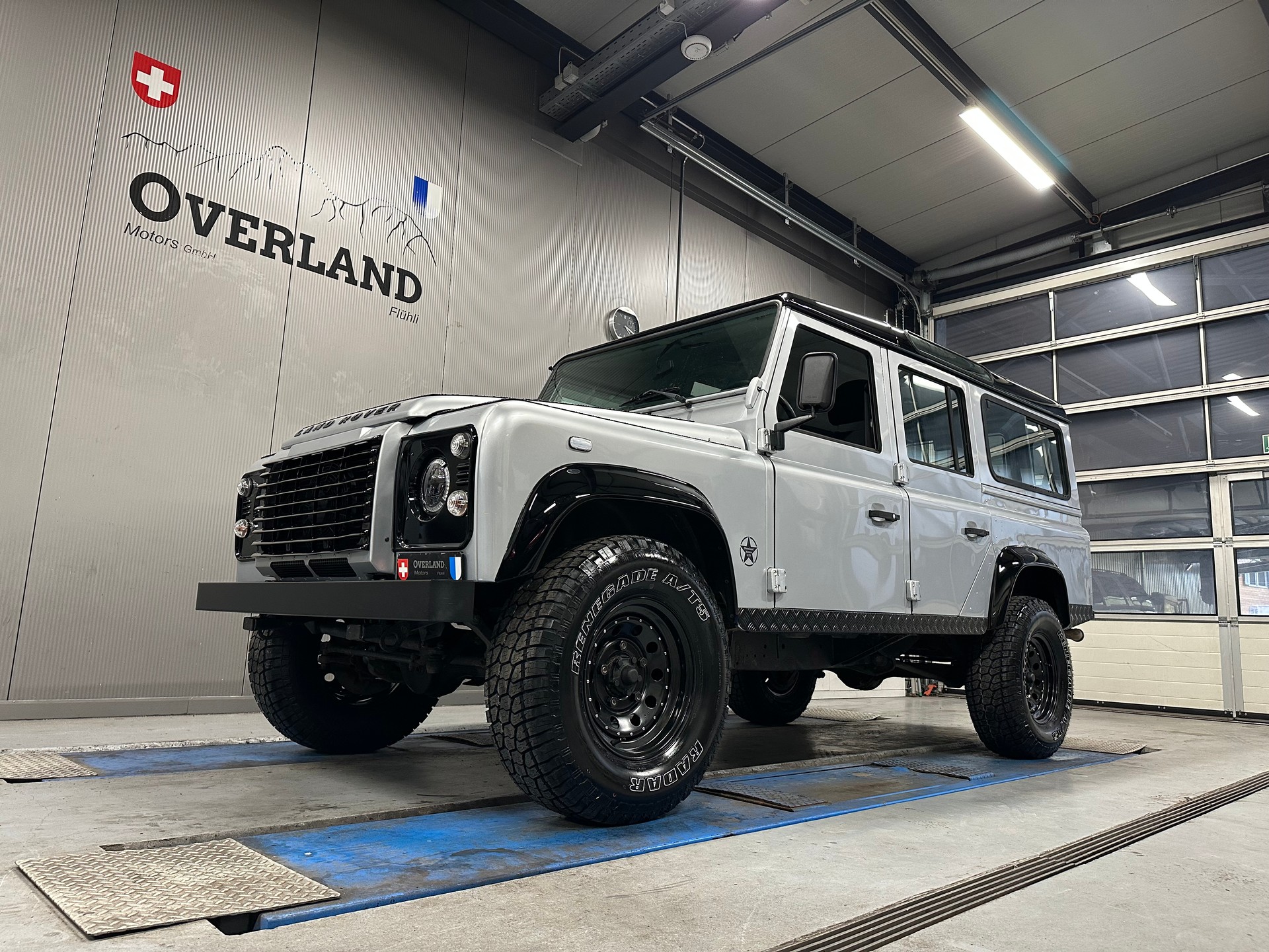 LAND ROVER Defender 110 2.2 TD4 Station Wagon-image-8