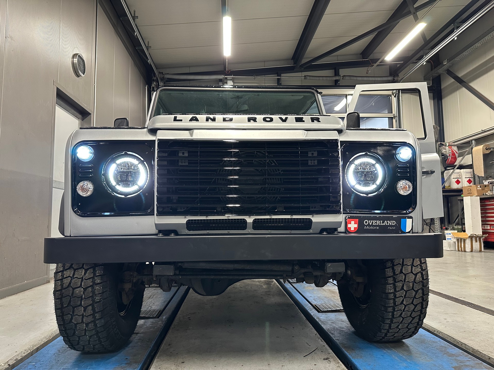 LAND ROVER Defender 110 2.2 TD4 Station Wagon-image-14