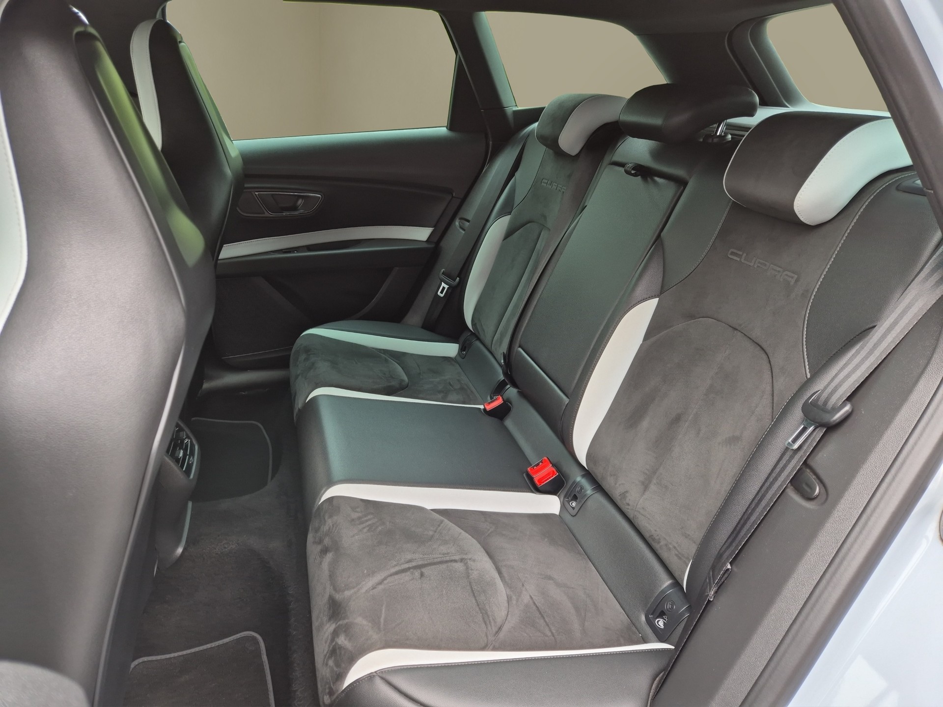 SEAT Leon ST 2.0 TSI Cupra 290-image-13