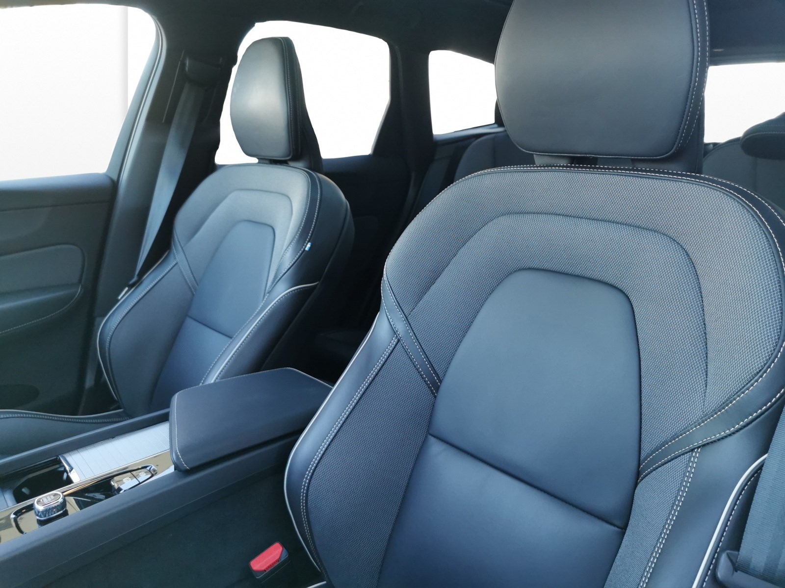 VOLVO XC60 2.0 T6 TE Plus Dark eAWD-image-11