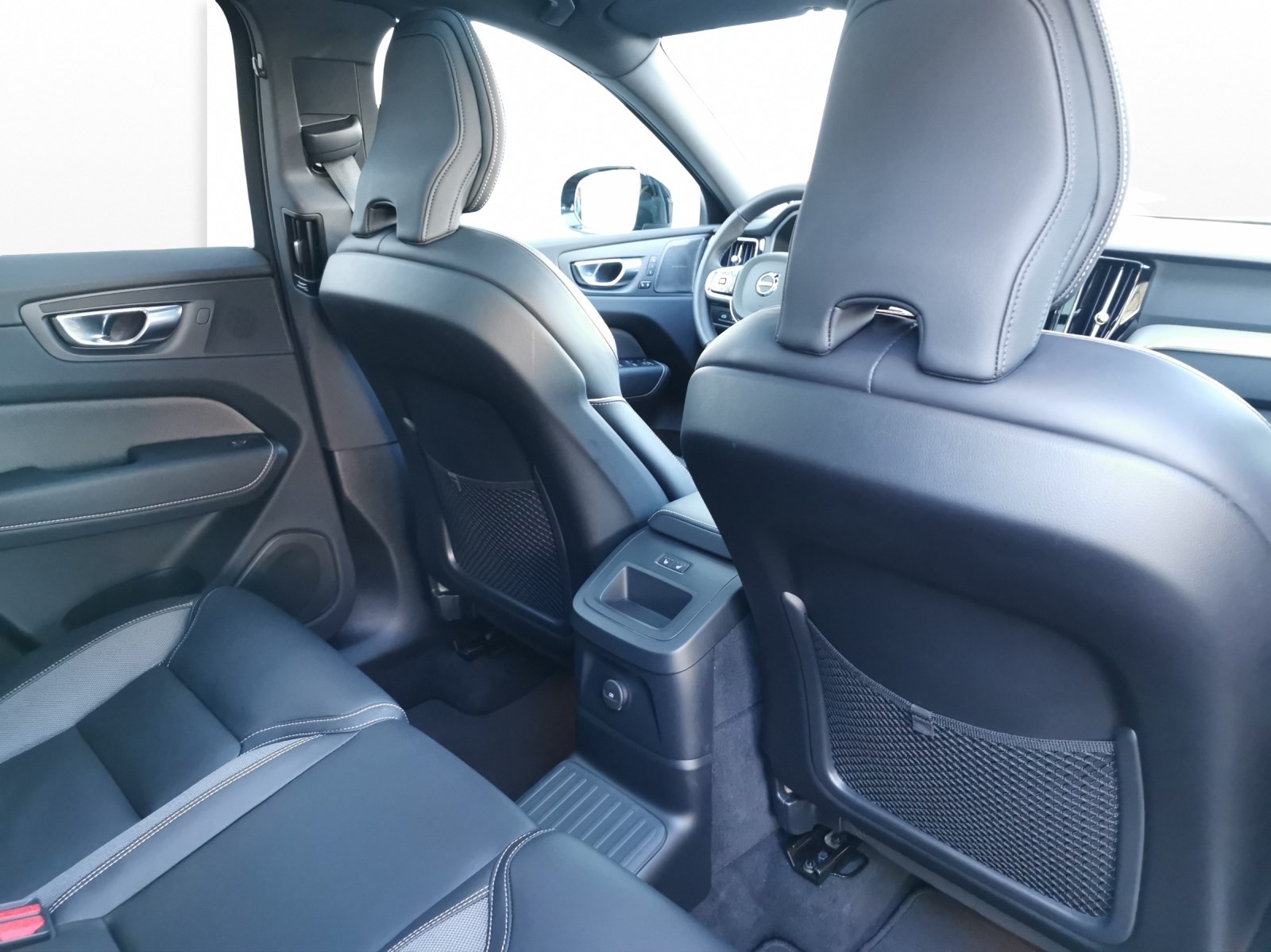 VOLVO XC60 2.0 T6 TE Plus Dark eAWD-image-12
