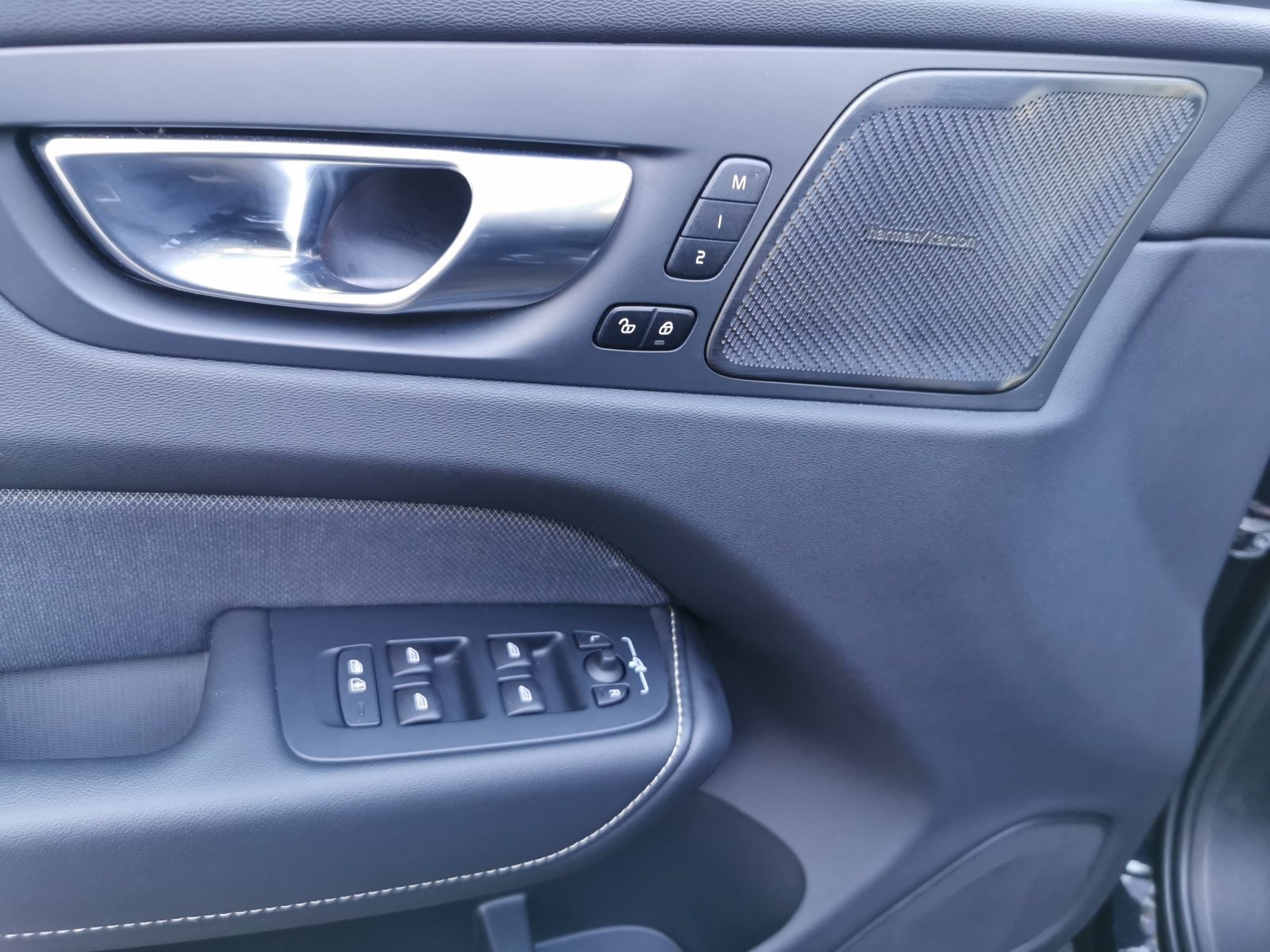 VOLVO XC60 2.0 T6 TE Plus Dark eAWD-image-13