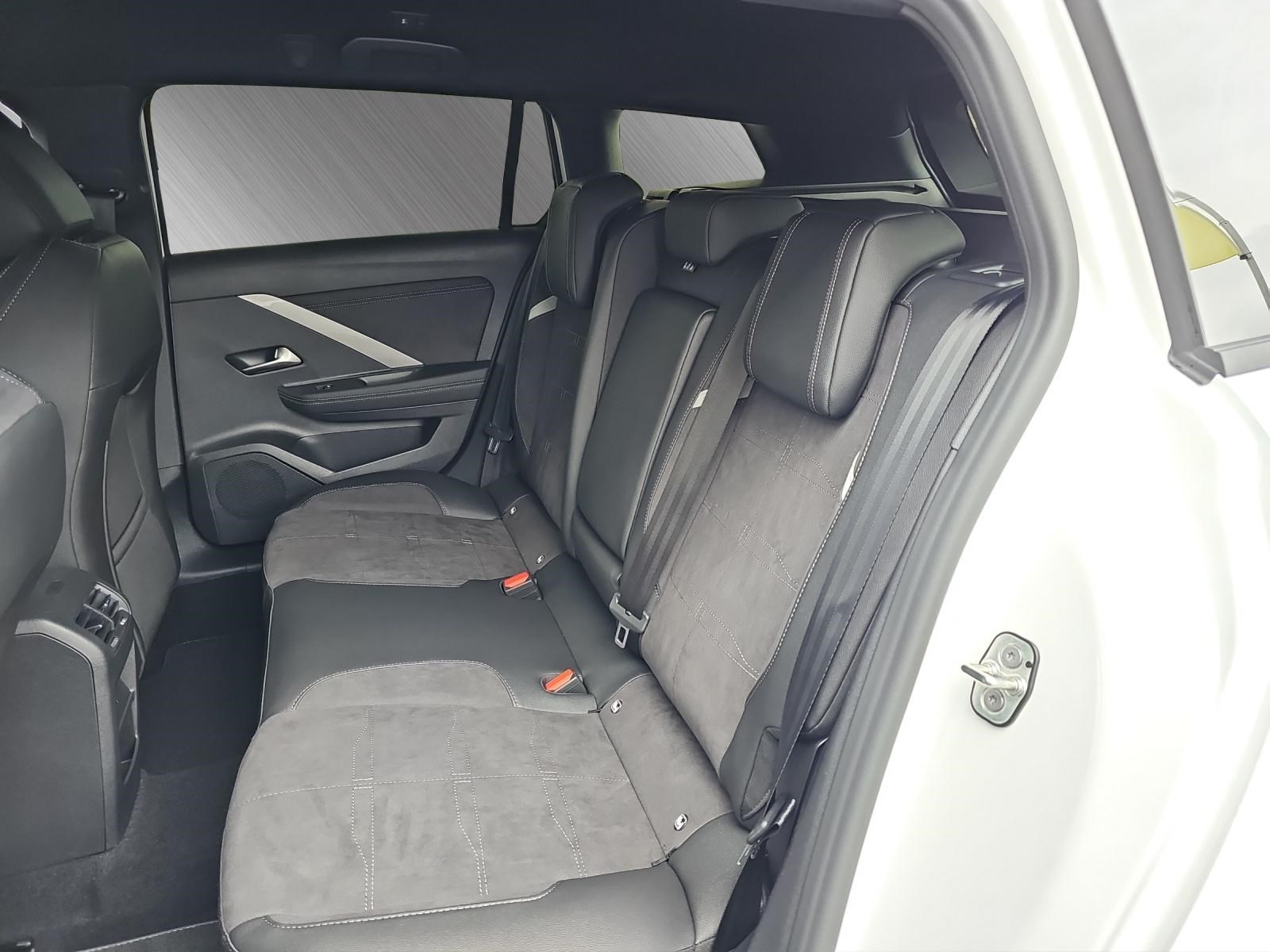 OPEL Astra Sports Tourer 1.2 T 130 GS-image-9