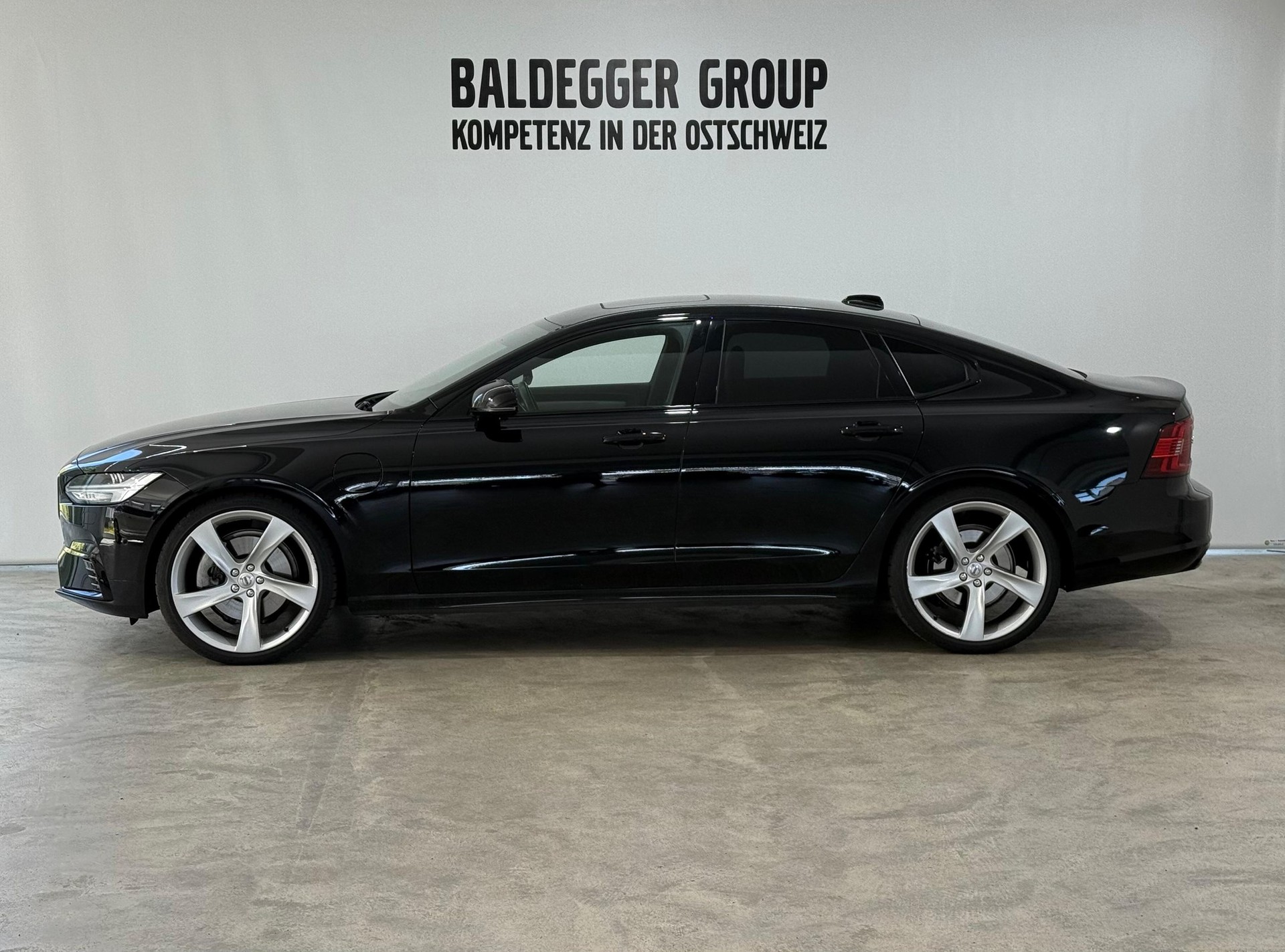 VOLVO S90 T8 eAWD R-Design-showroom-element-1
