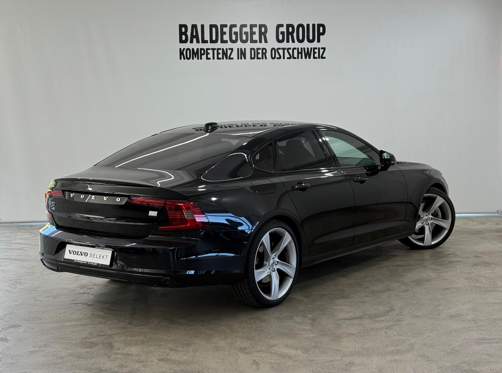VOLVO S90 T8 eAWD R-Design-showroom-element-2