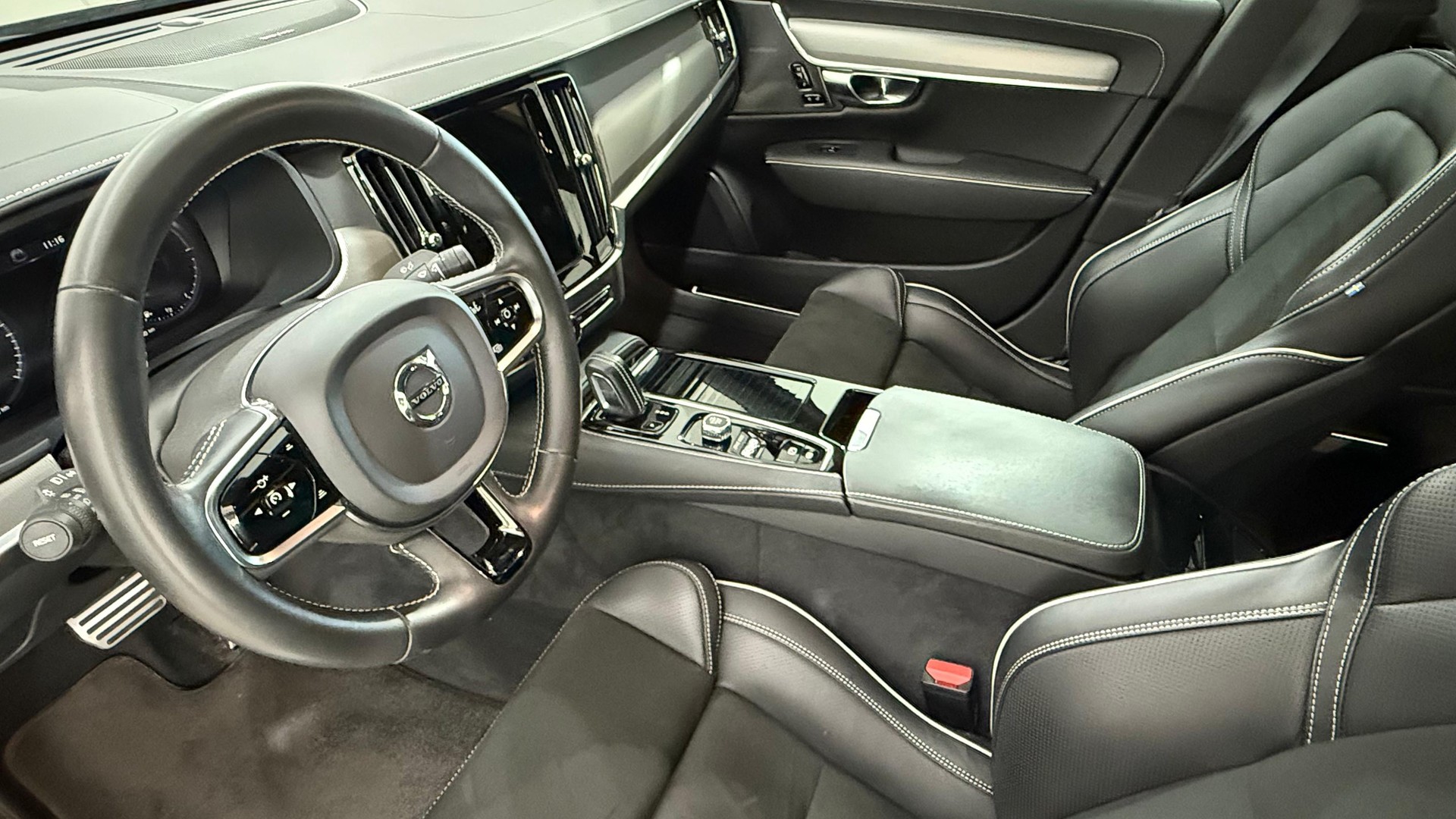 VOLVO S90 T8 eAWD R-Design-showroom-element-3