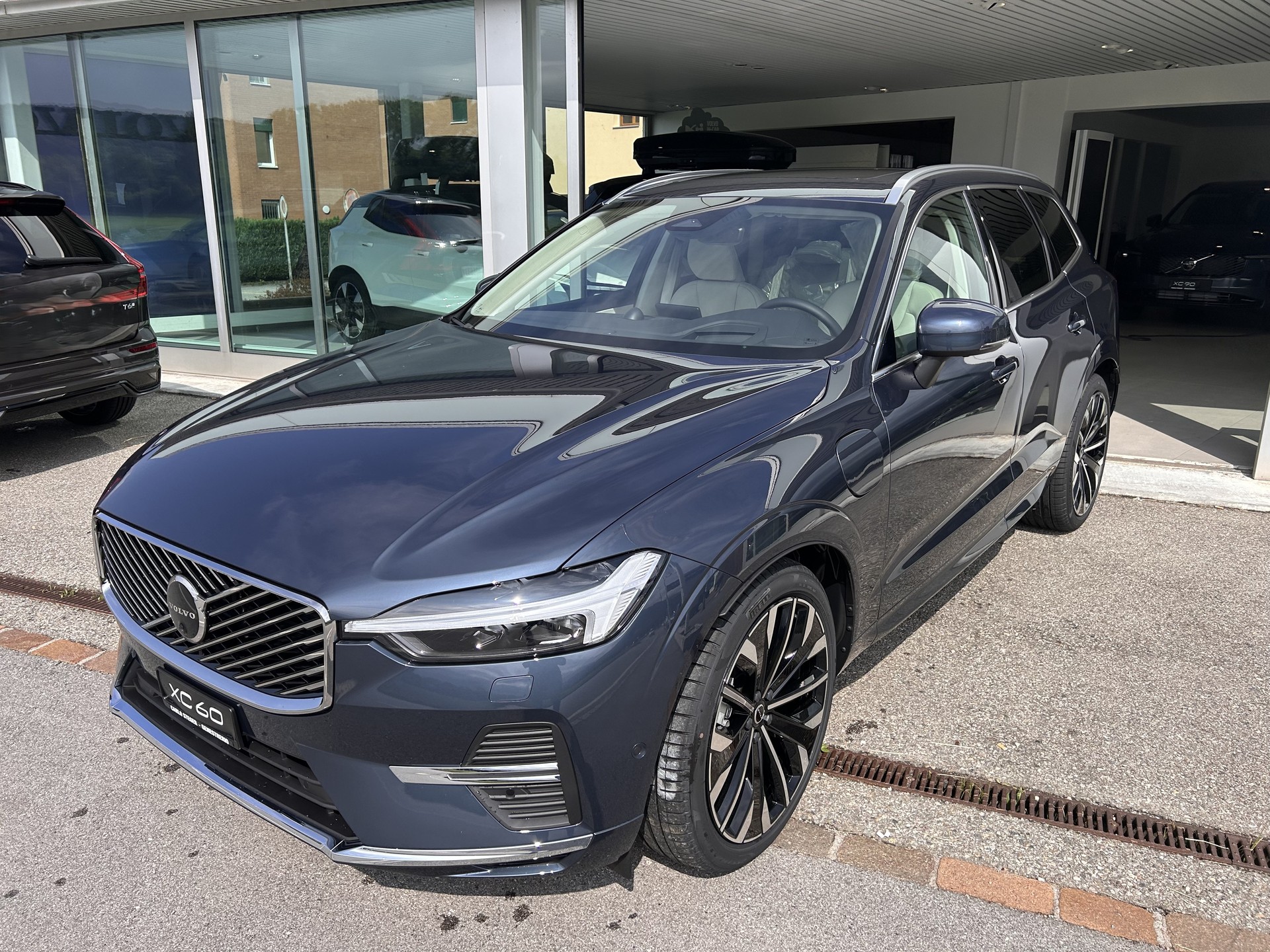 VOLVO XC60 T8 eAWD PluginHybrid Ultra Bright Geartronic-showroom-element-1