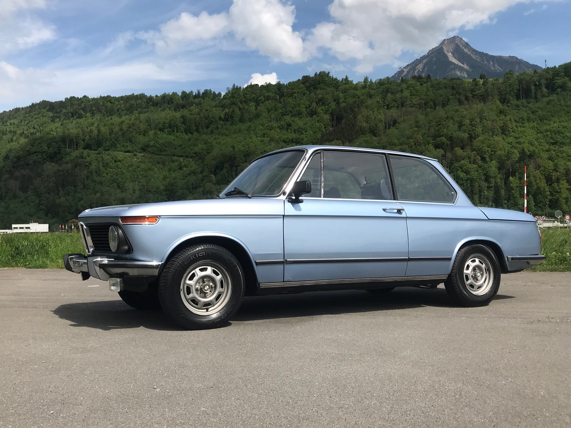 BMW 1502-showroom-element-1