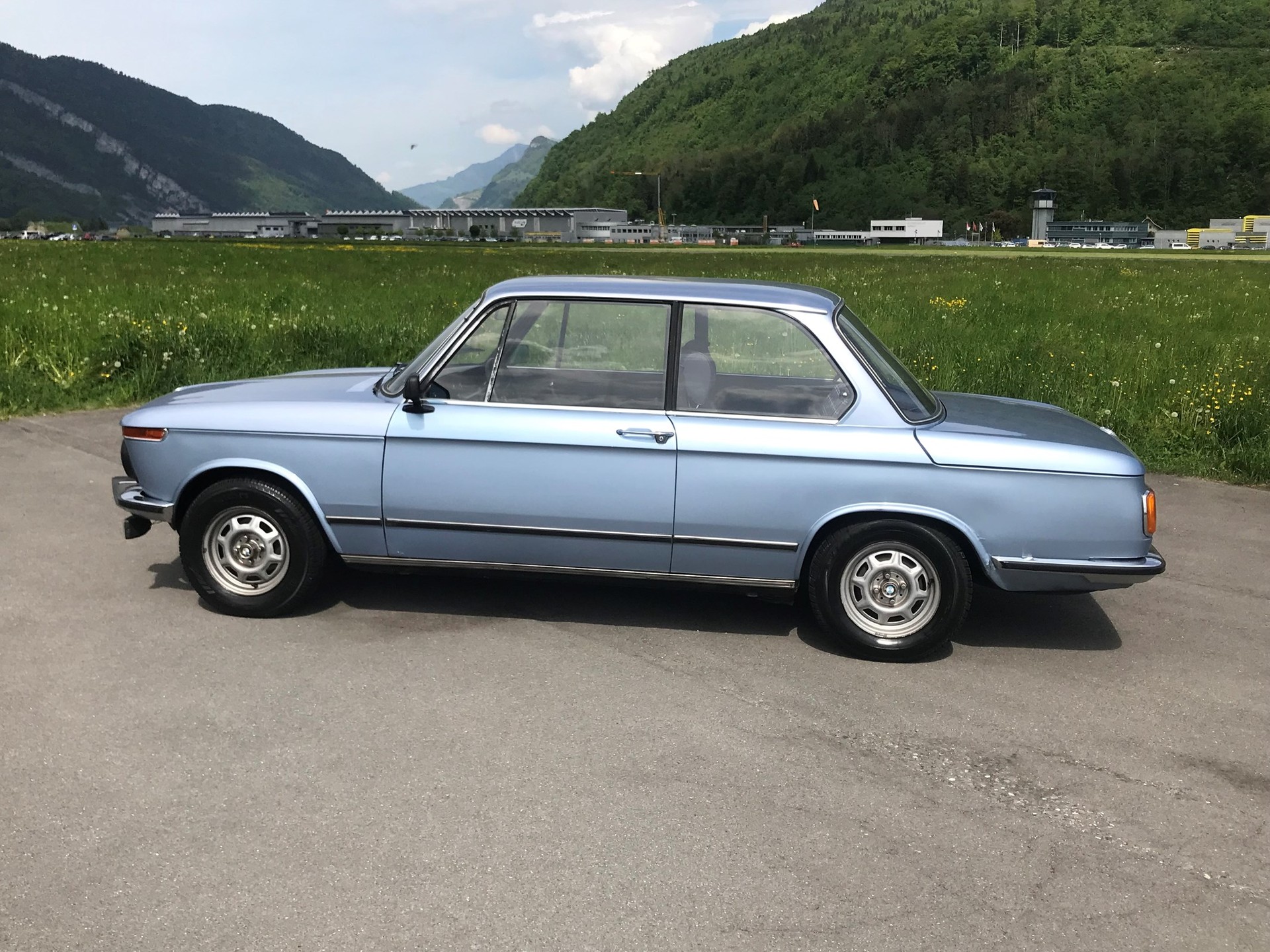 BMW 1502-showroom-element-3