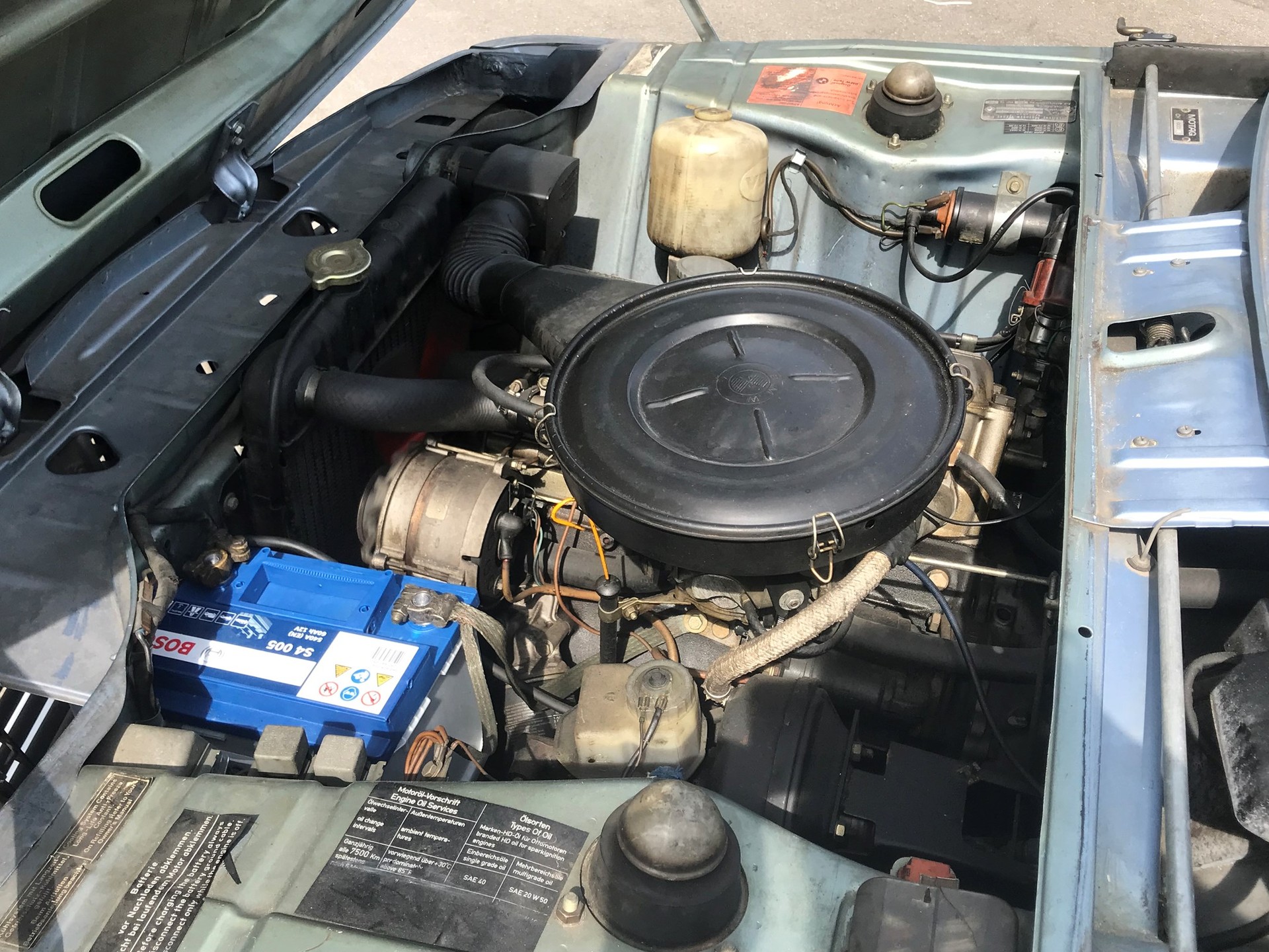 BMW 1502-showroom-element-2