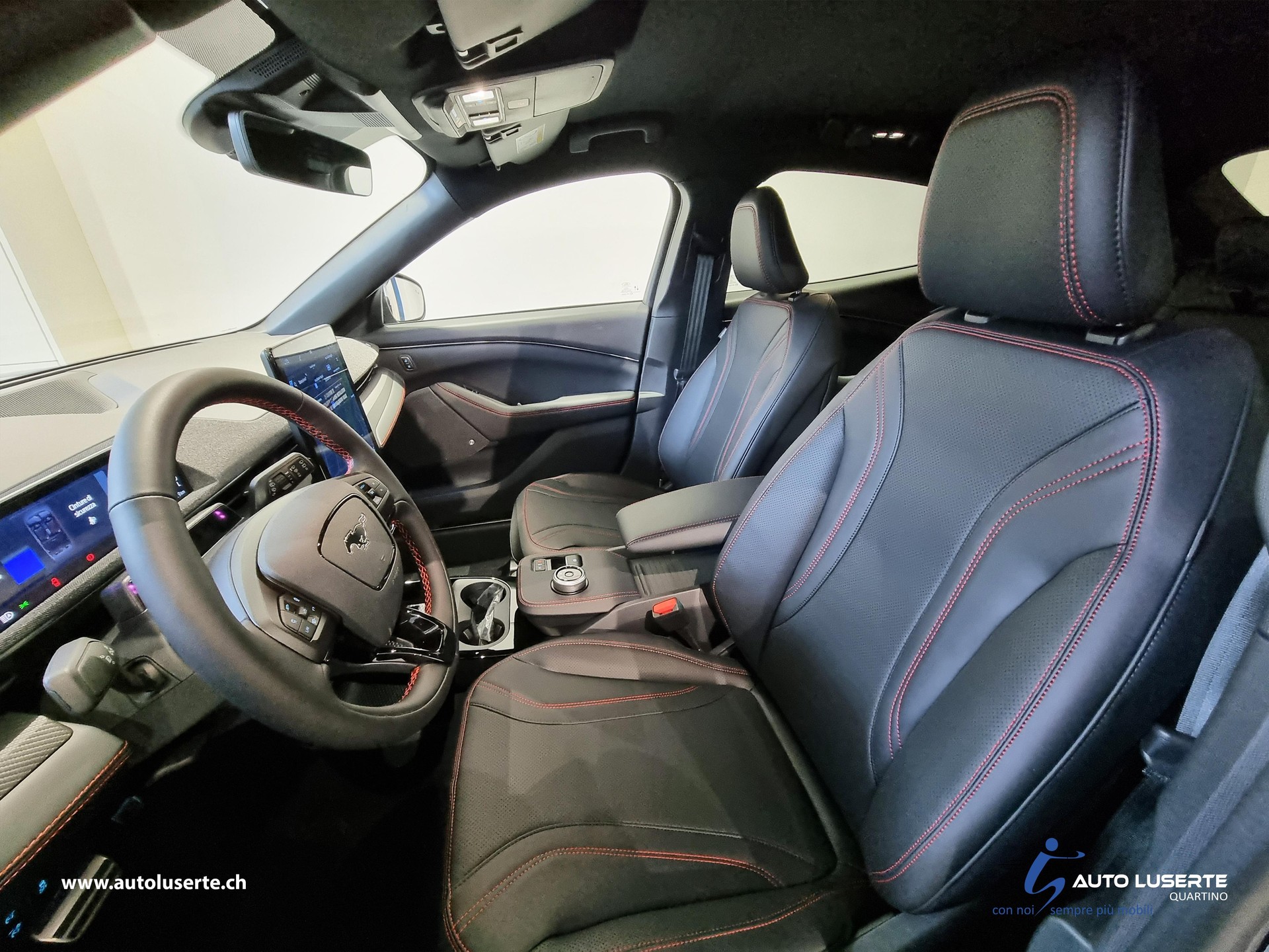 FORD Mustang Mach-E Extended AWD-showroom-element-3