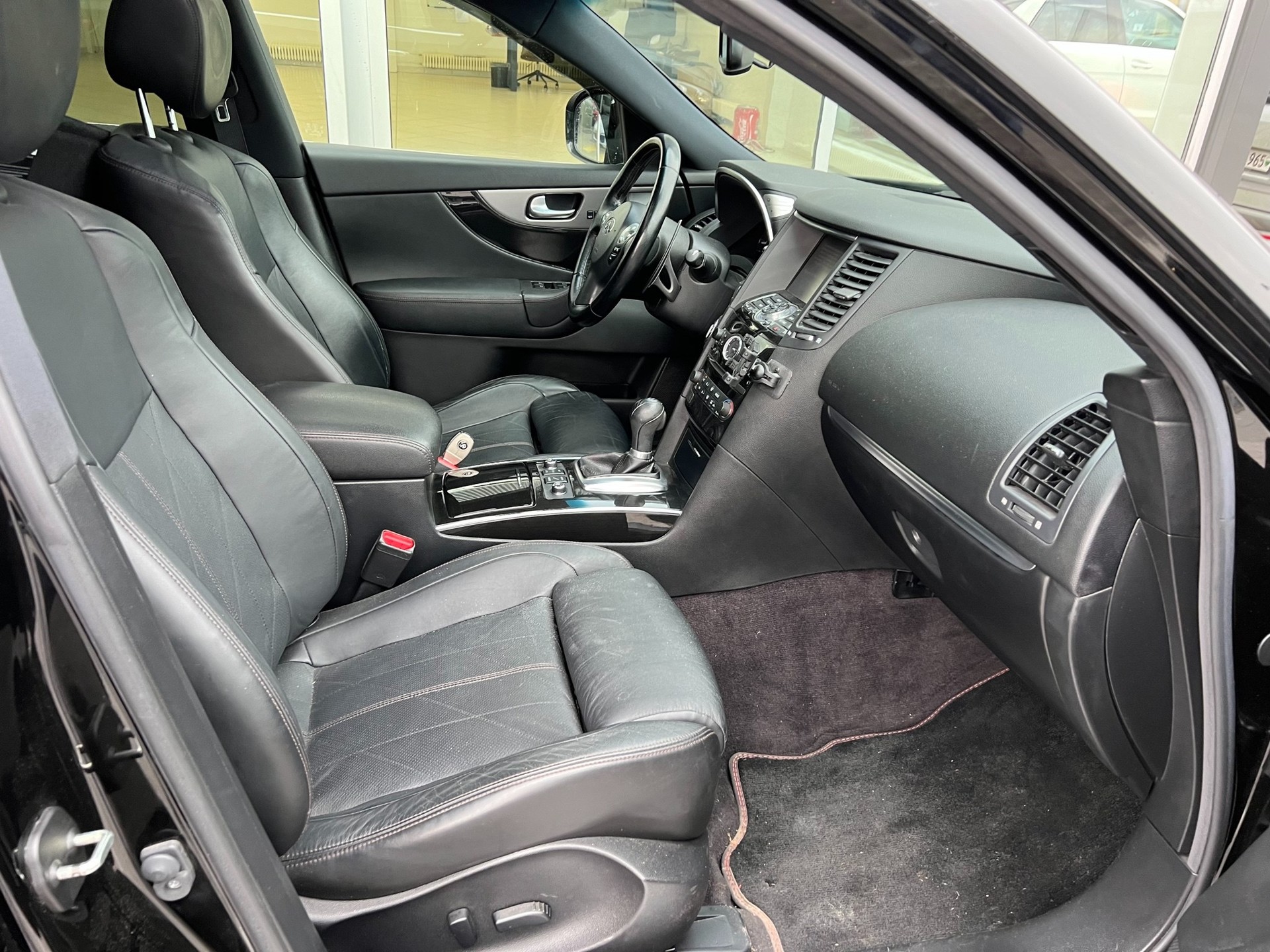 INFINITI QX70 3.7 S Premium AWD Automatic-image-1