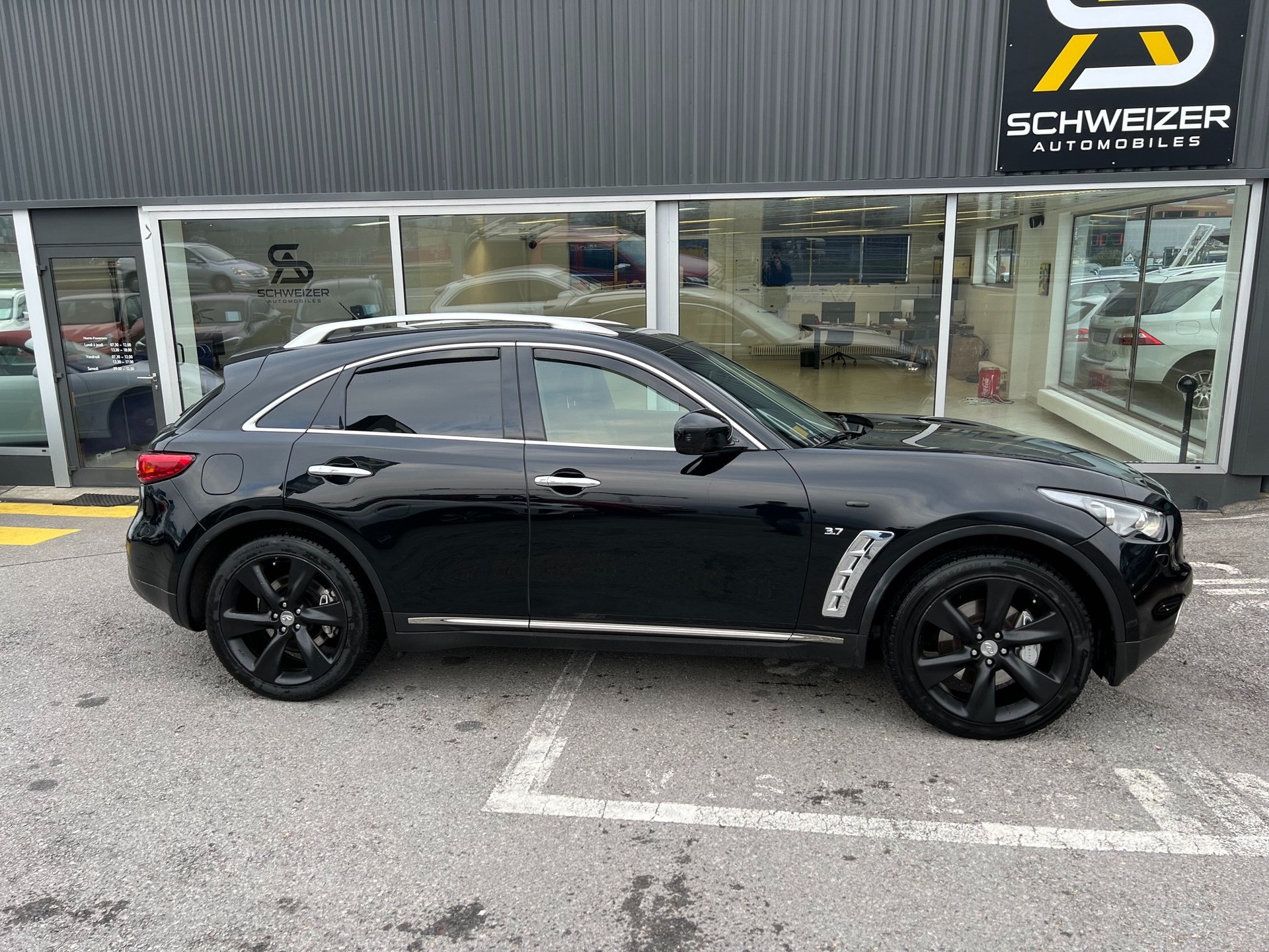 INFINITI QX70 3.7 S Premium AWD Automatic-image-2