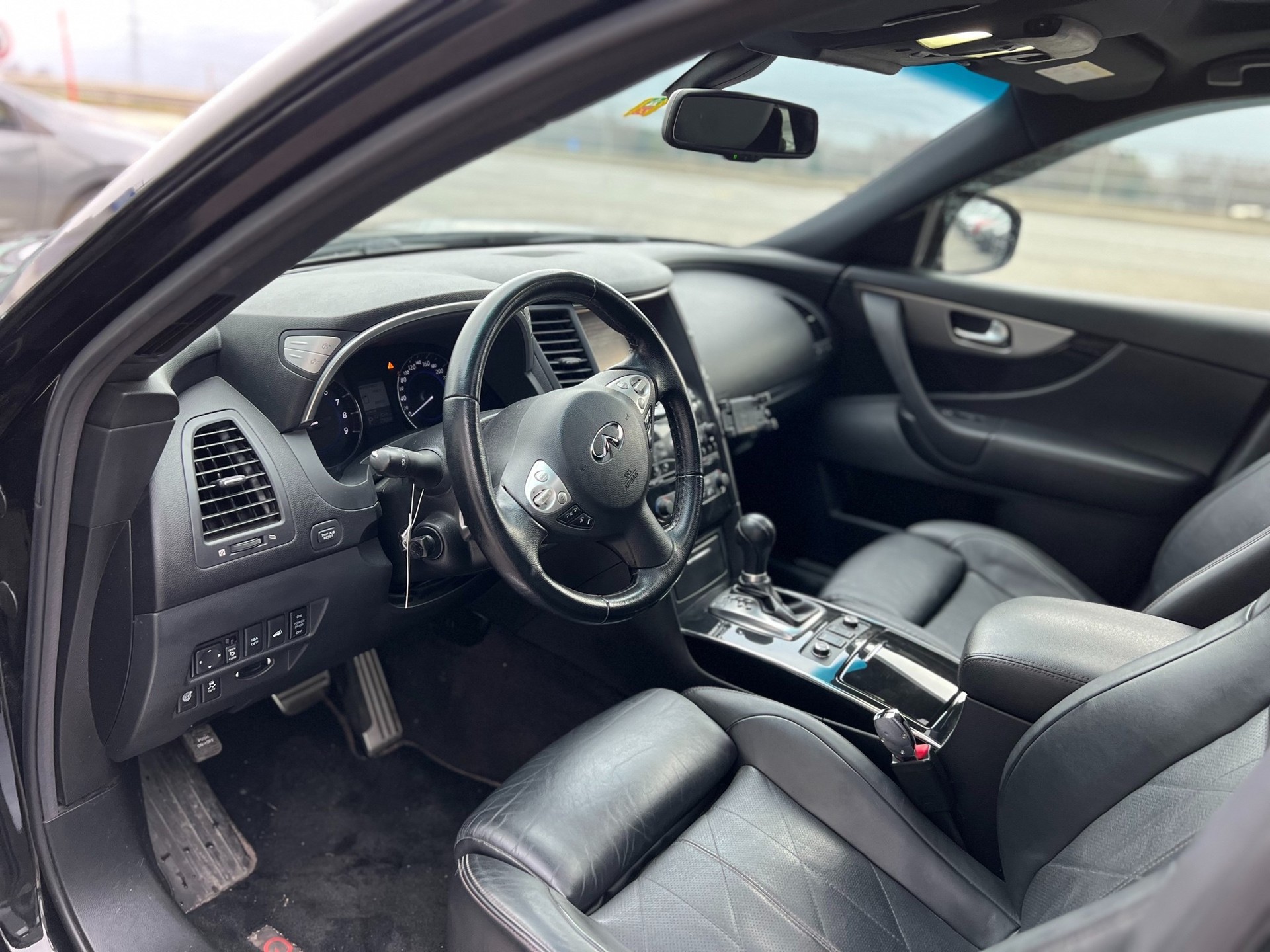INFINITI QX70 3.7 S Premium AWD Automatic-image-5