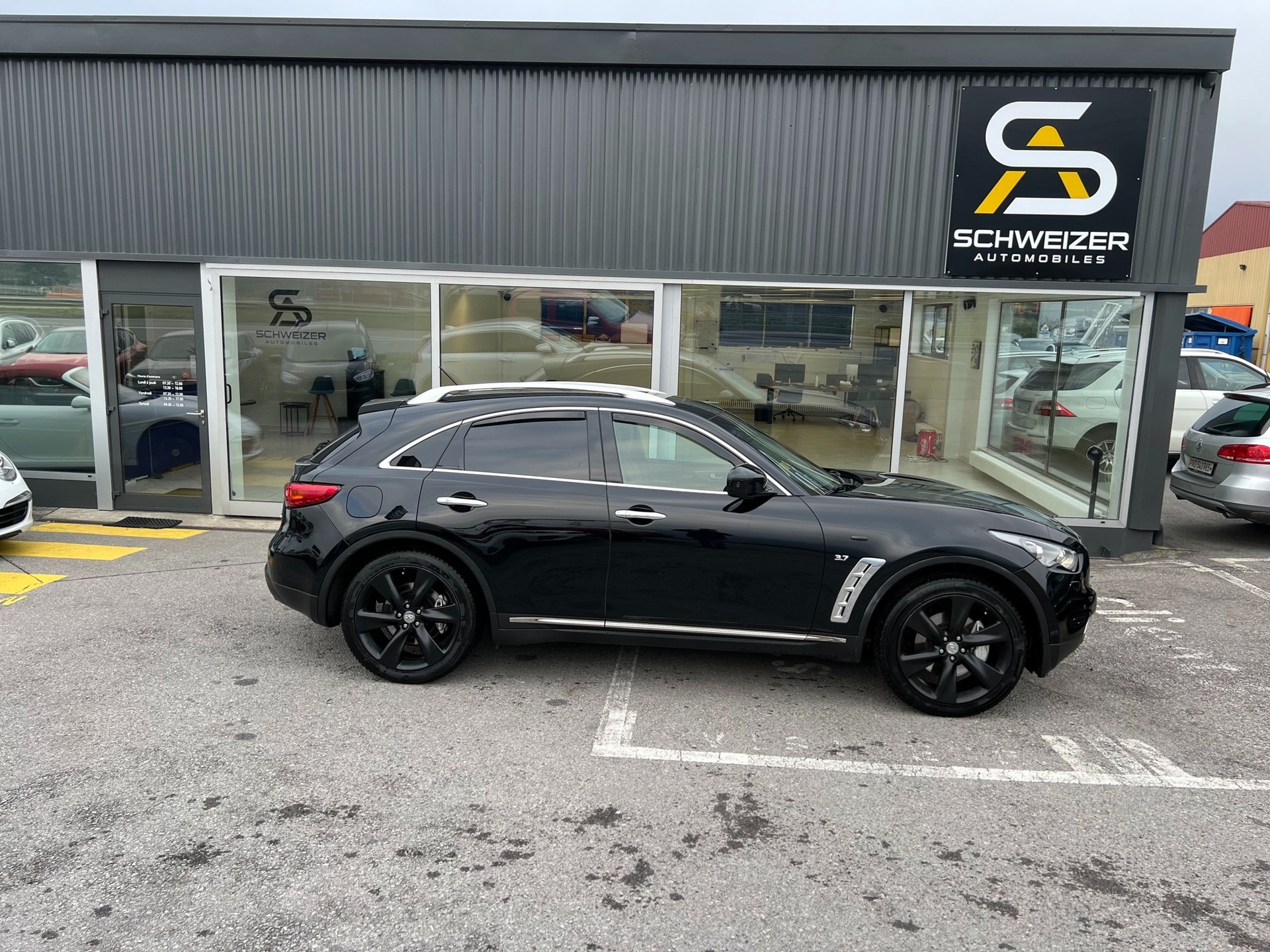 INFINITI QX70 3.7 S Premium AWD Automatic-image-0