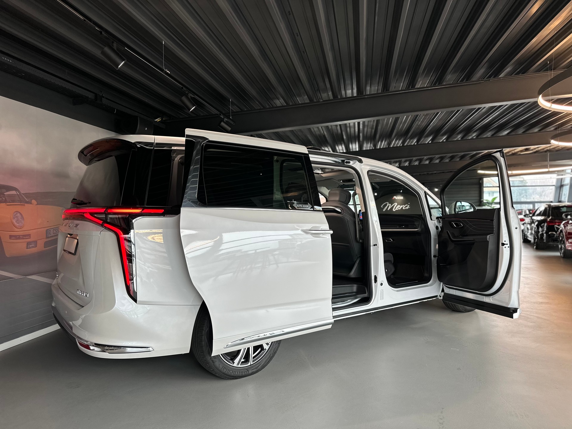 MAXUS Mifa 9 Luxury 8P-showroom-element-3