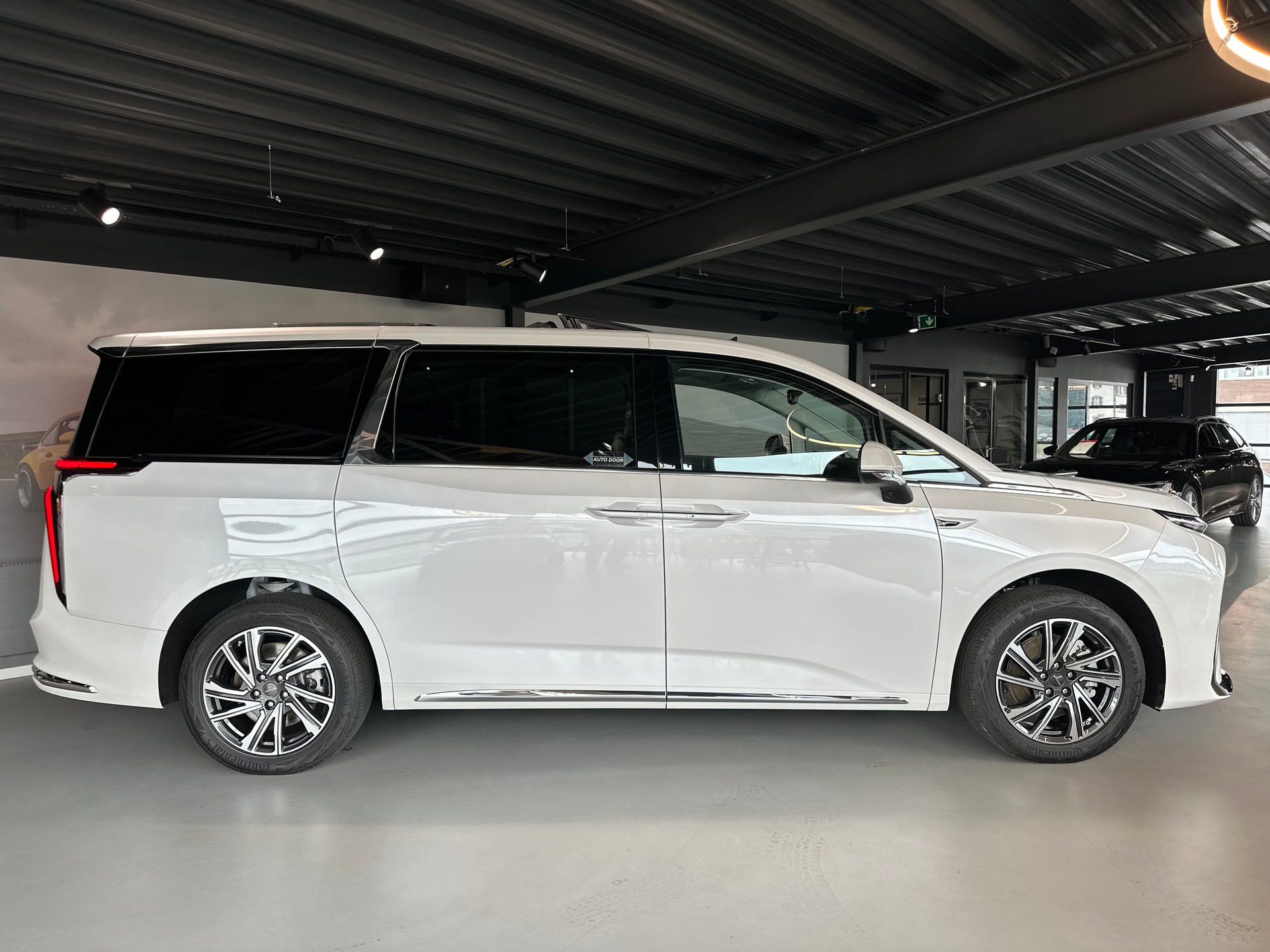 MAXUS Mifa 9 Luxury 8P-showroom-element-2