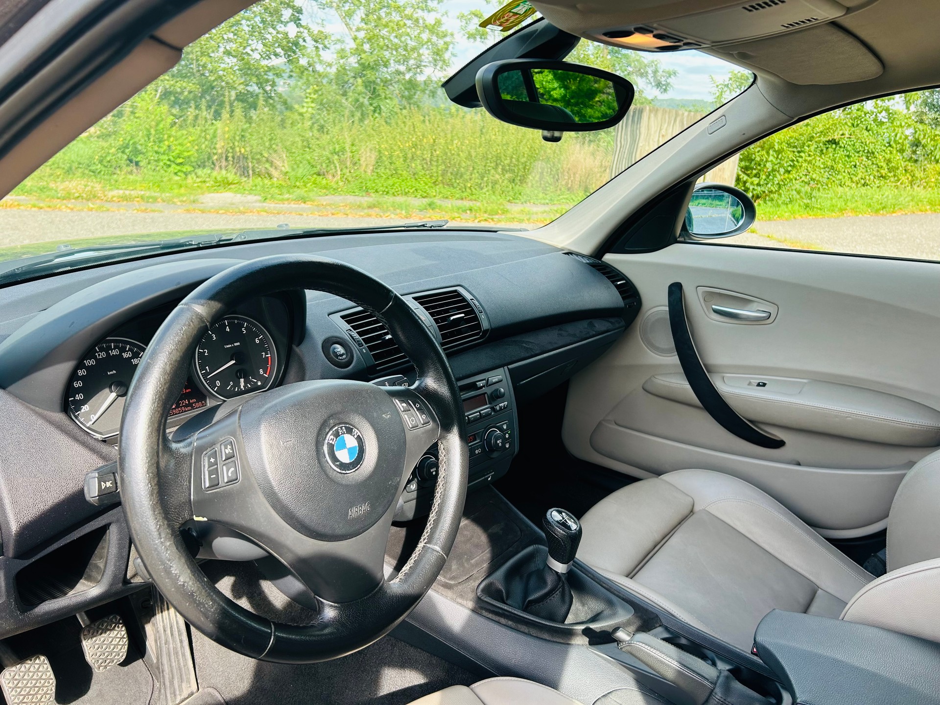 BMW 130i-image-12