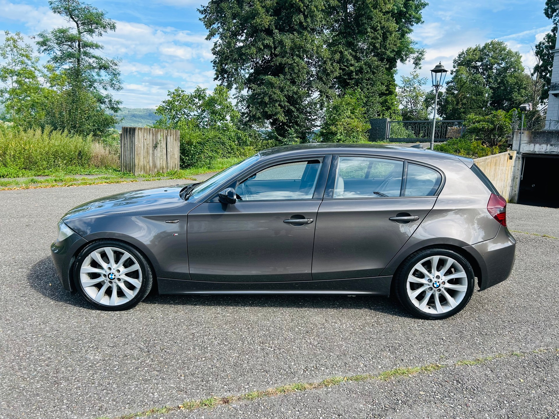 BMW 130i-image-2