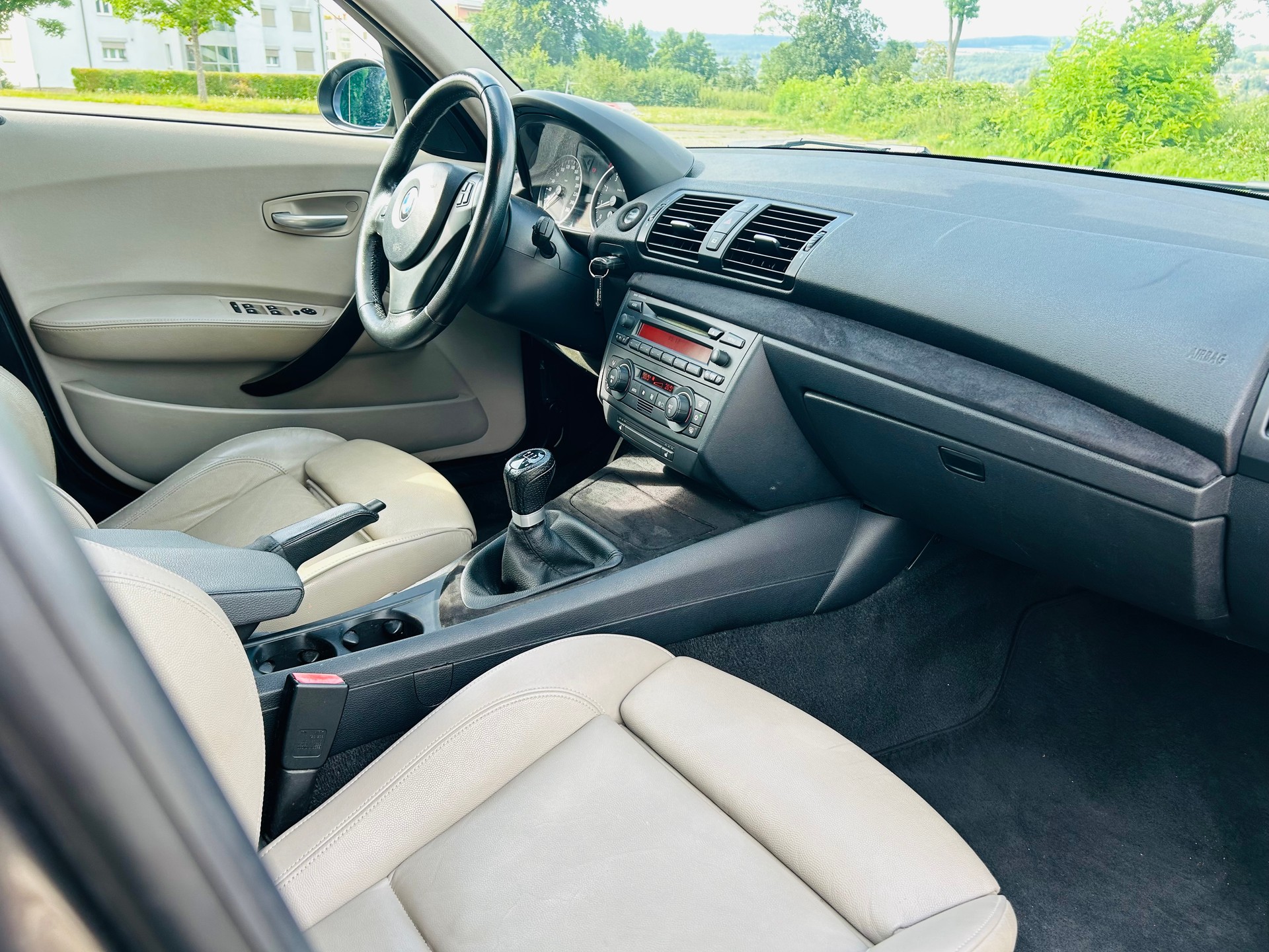 BMW 130i-image-9