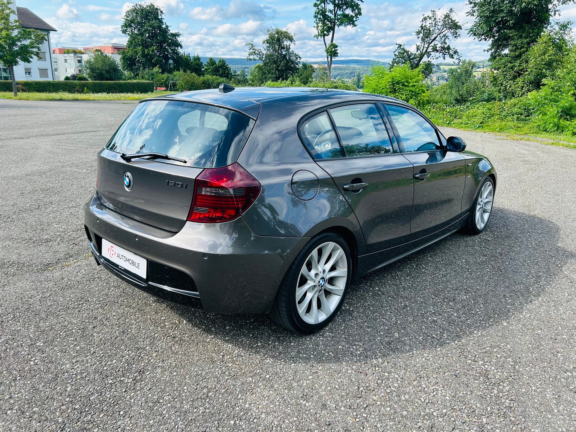 BMW 130i-image-5