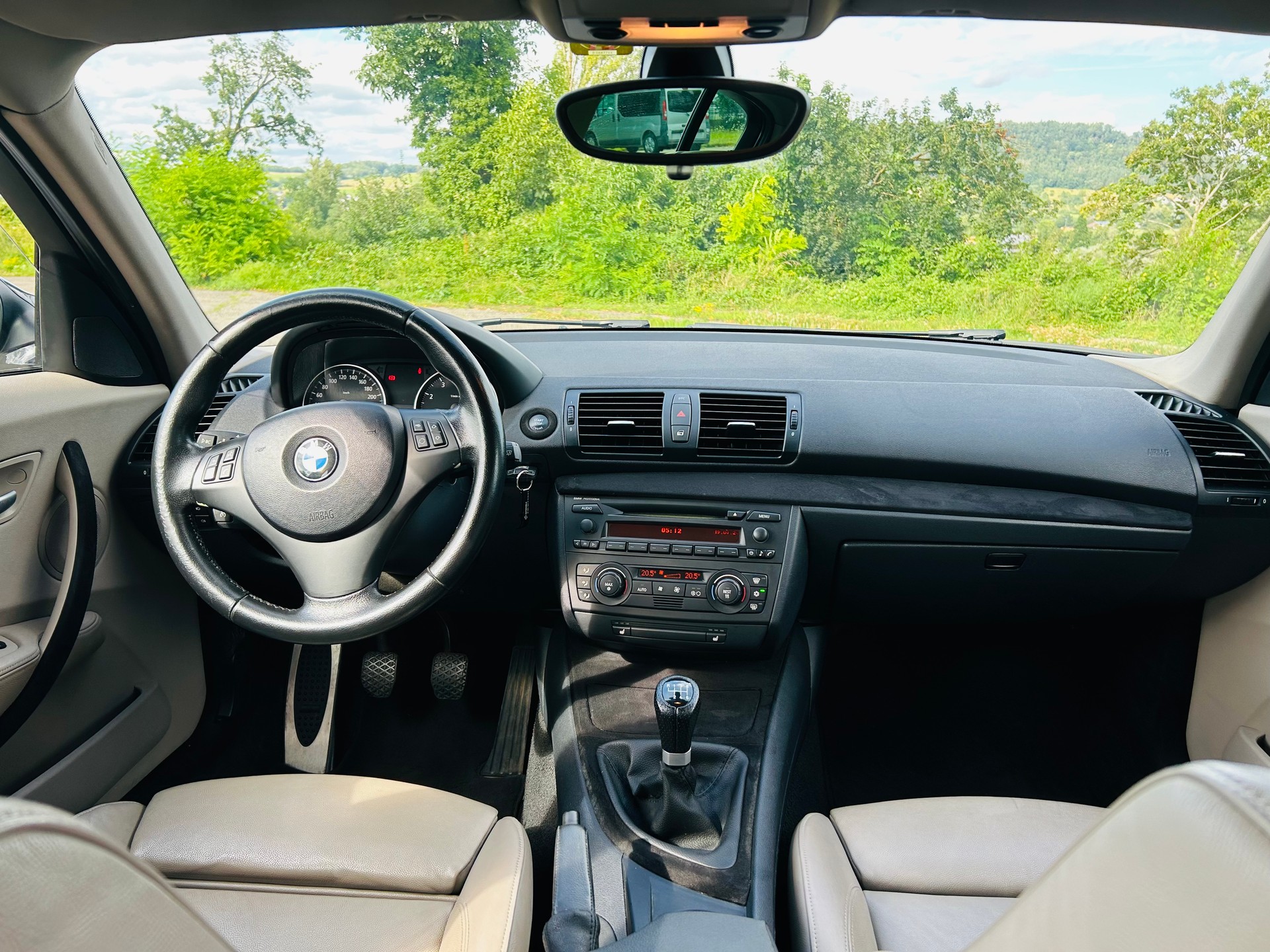 BMW 130i-image-11