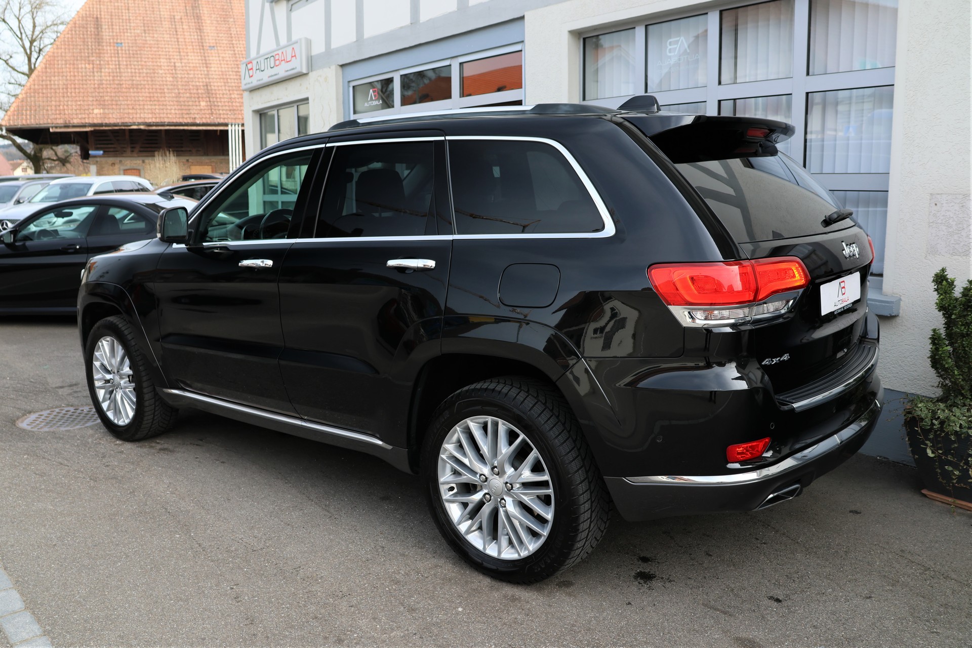 JEEP Grand Cherokee 5.7 V8 HEMI Overland Automatic (CH) + 3.5T AHK-showroom-element-3