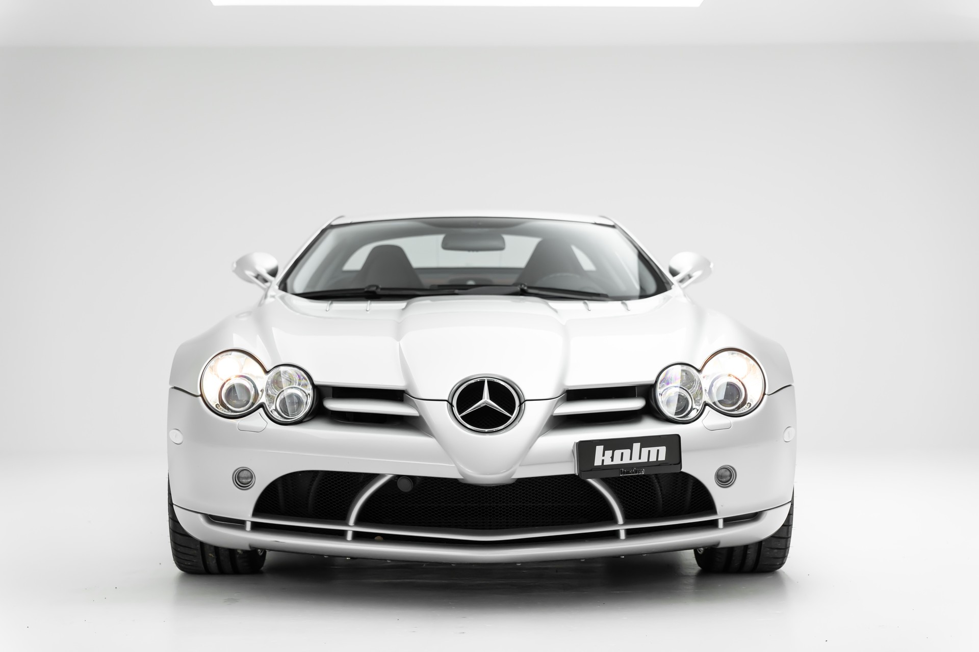 MERCEDES-BENZ McLaren-showroom-element-1