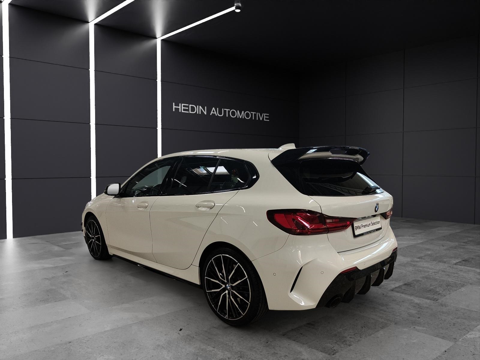 BMW M135i xDrive-showroom-element-2