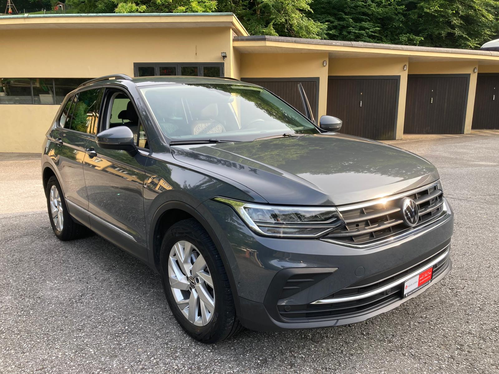 VW Tiguan 2.0TSI Life 4Motion (SUV / Geländewagen) VW VW Tiguan 2.0TSI Life 4Motion (SUV / Geländewagen)