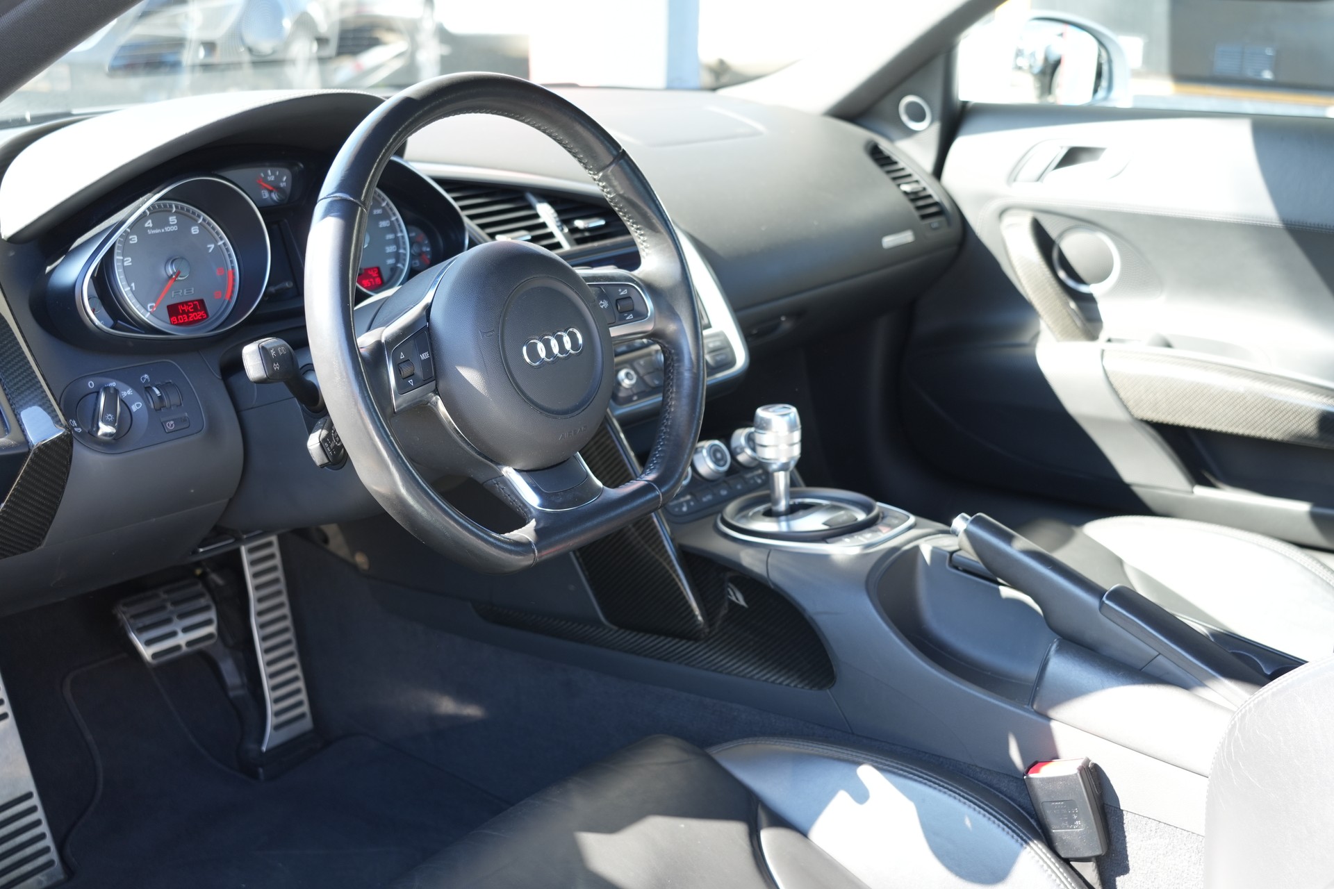 AUDI R8 Coupé 4.2-image-8