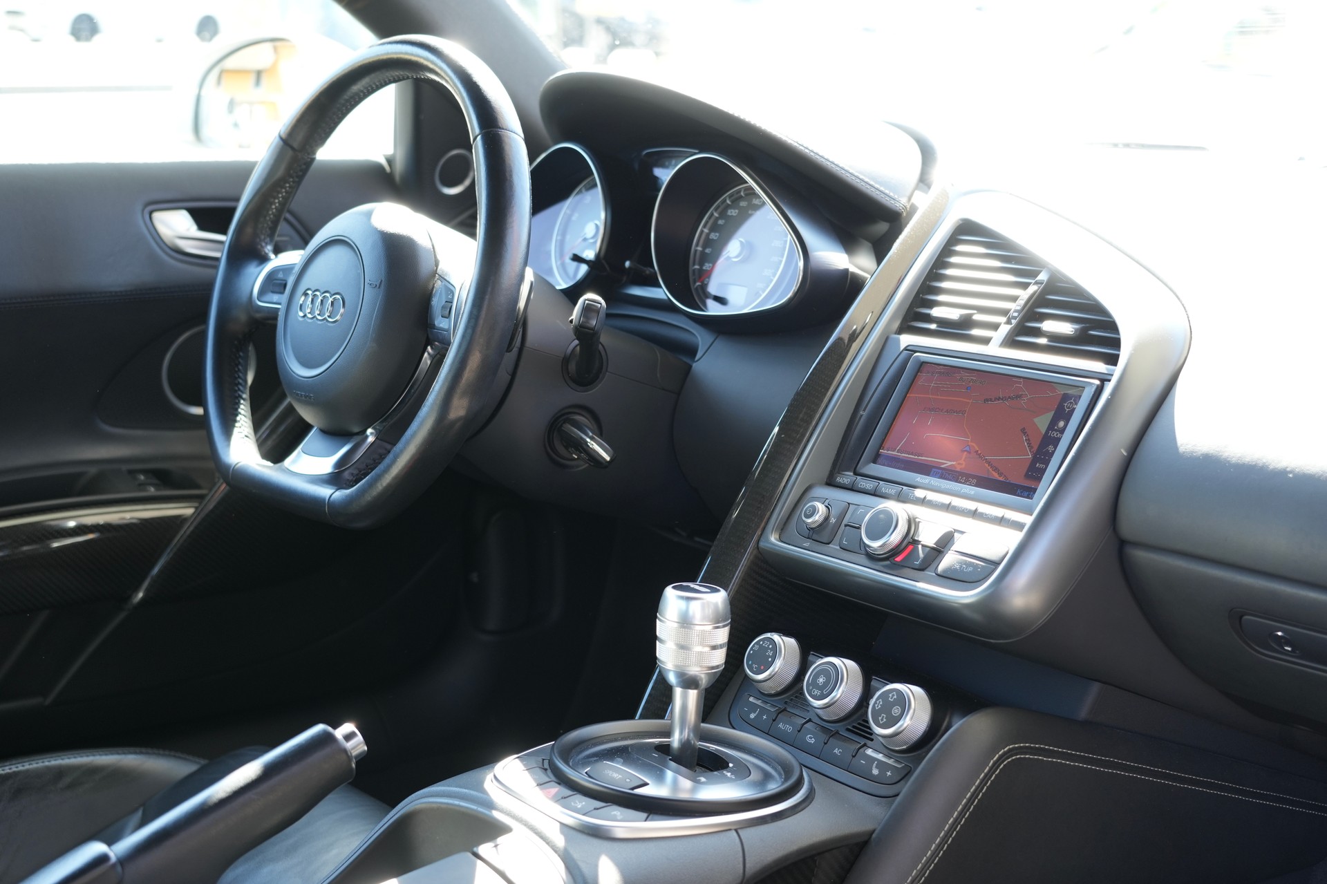 AUDI R8 Coupé 4.2-image-10
