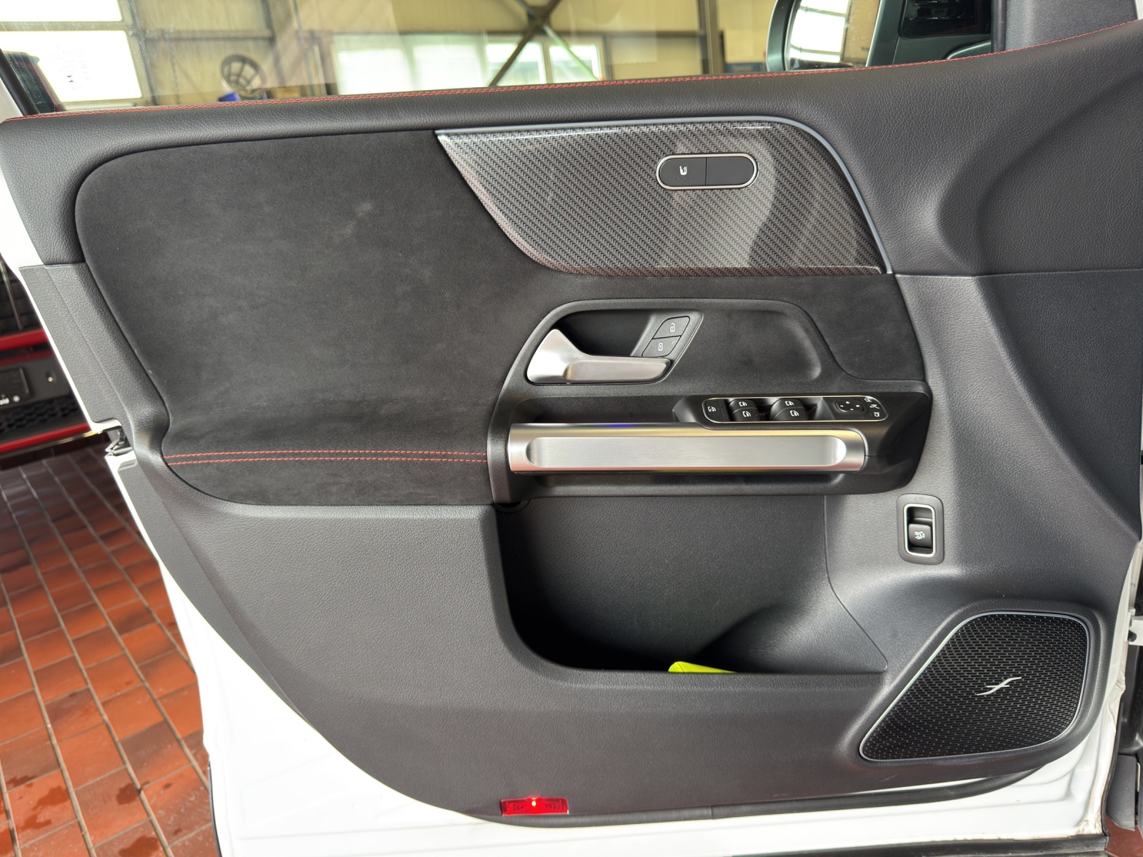 MERCEDES-BENZ GLB 200 d 4M 8G-Tronic-image-12
