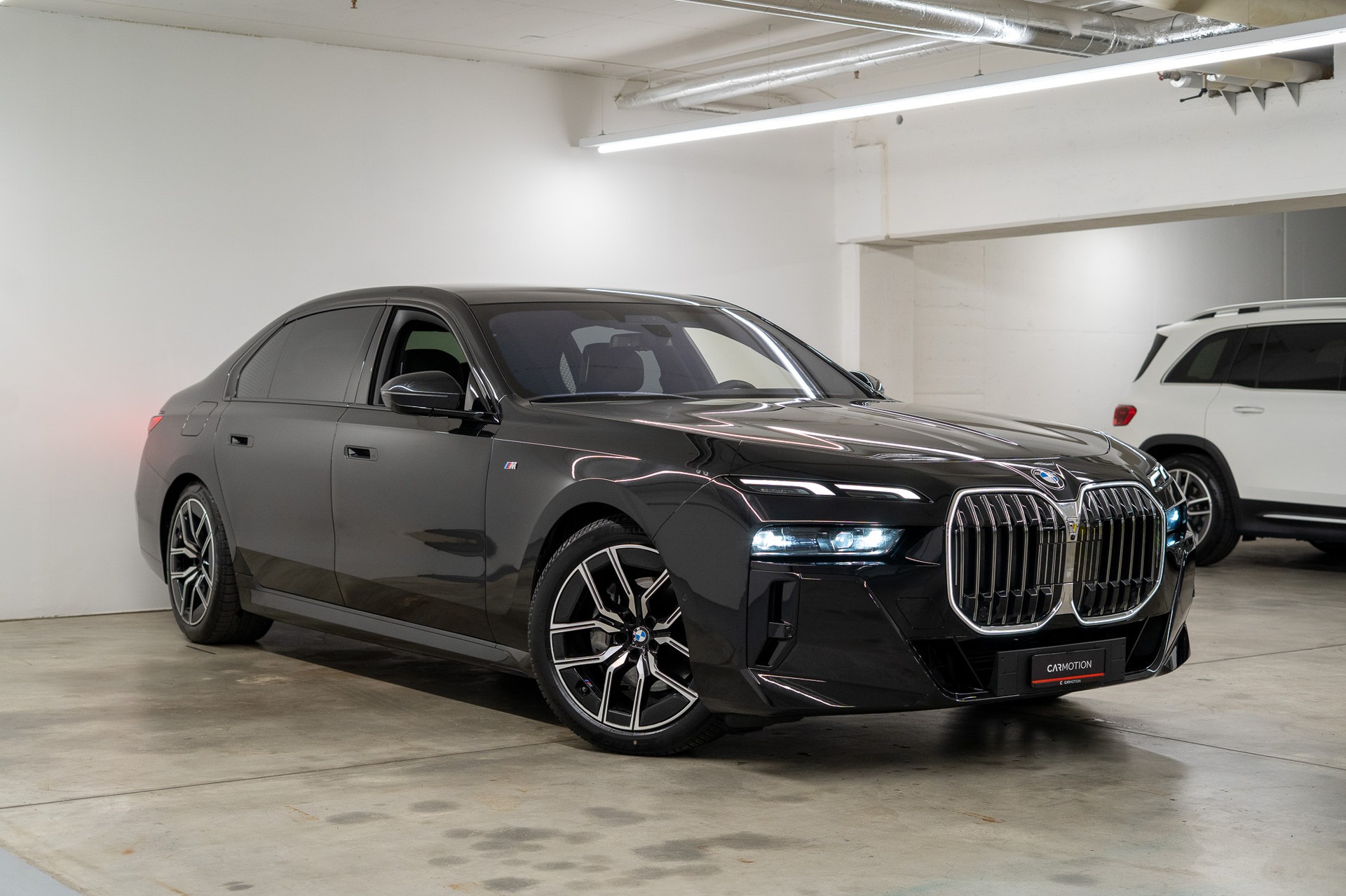 BMW 740d xDrive M Sport *THEATRE SCREEN *-showroom-element-2