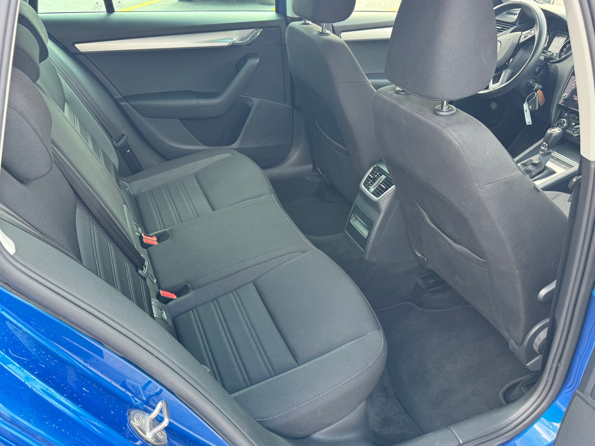 SKODA Octavia Combi 1.6 TDI Ambition DSG-image-9