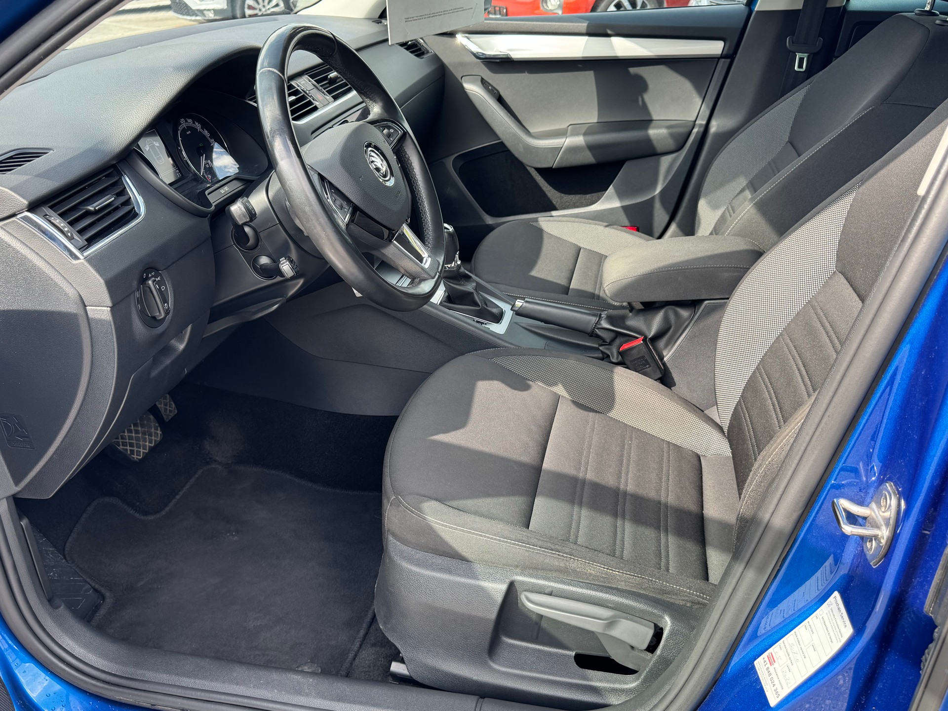SKODA Octavia Combi 1.6 TDI Ambition DSG-image-8