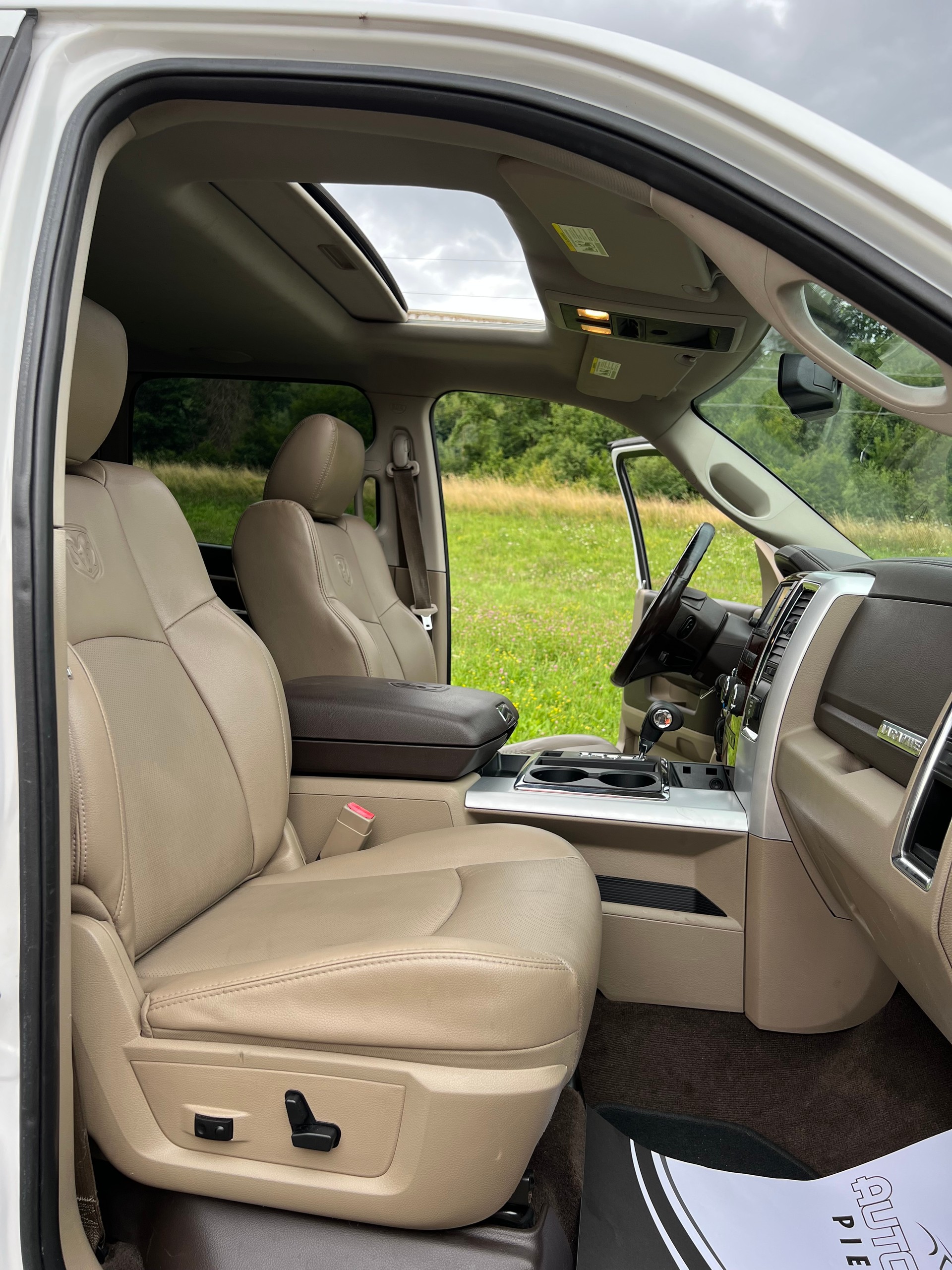 DODGE PICK UP LARAMIE V8 MIT AHK 3`500 KG ZUGLAST. NEU BEREIFT. GÜNSTIG !!-showroom-element-3