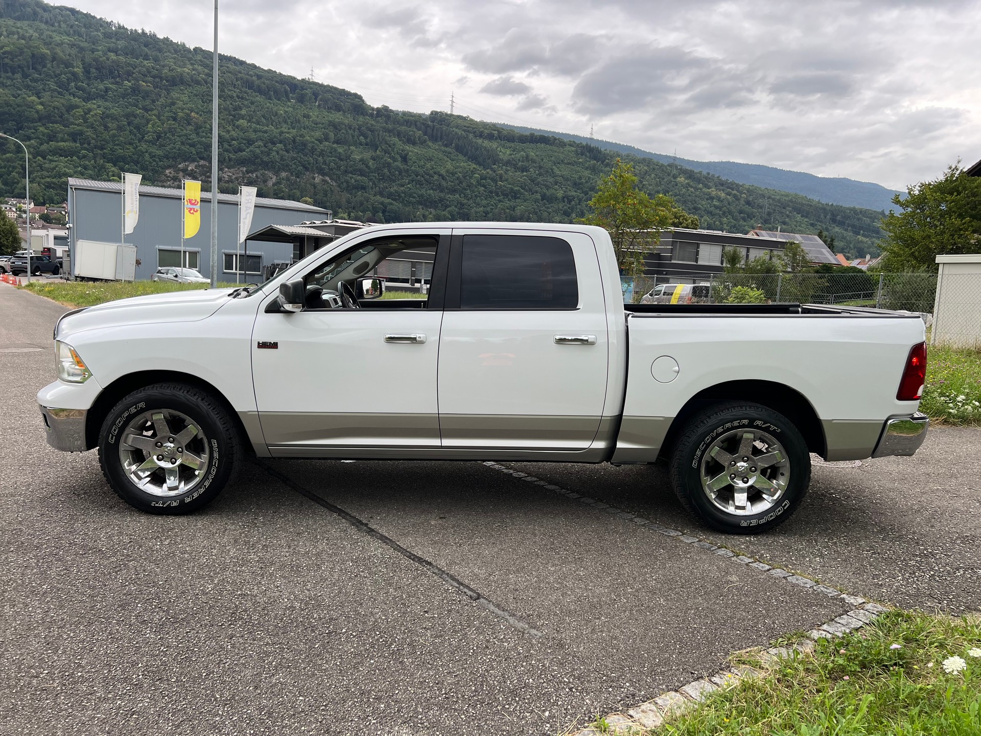 DODGE PICK UP LARAMIE V8 MIT AHK 3`500 KG ZUGLAST. NEU BEREIFT. GÜNSTIG !!-image-12