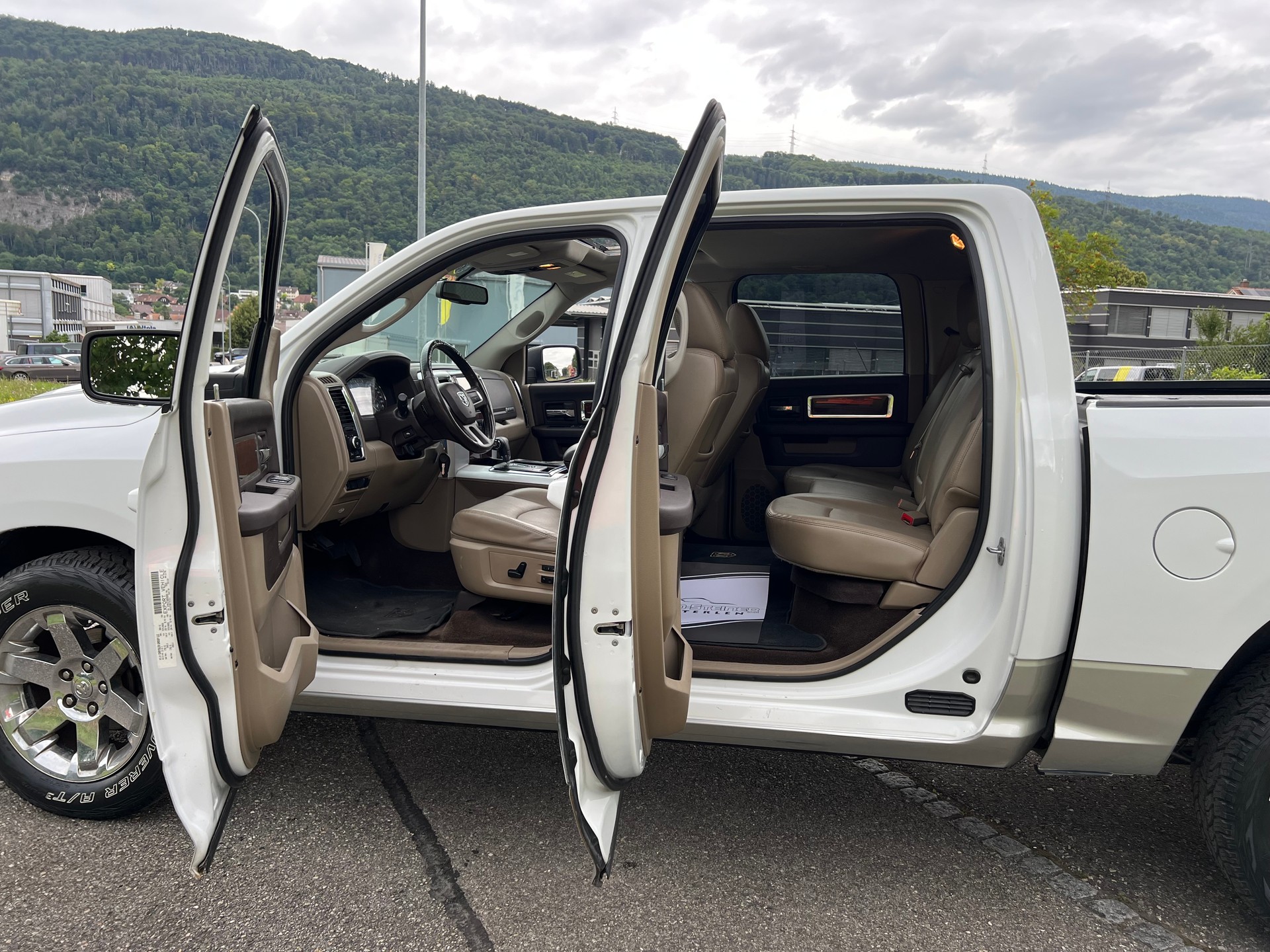 DODGE PICK UP LARAMIE V8 MIT AHK 3`500 KG ZUGLAST. NEU BEREIFT. GÜNSTIG !!-image-16
