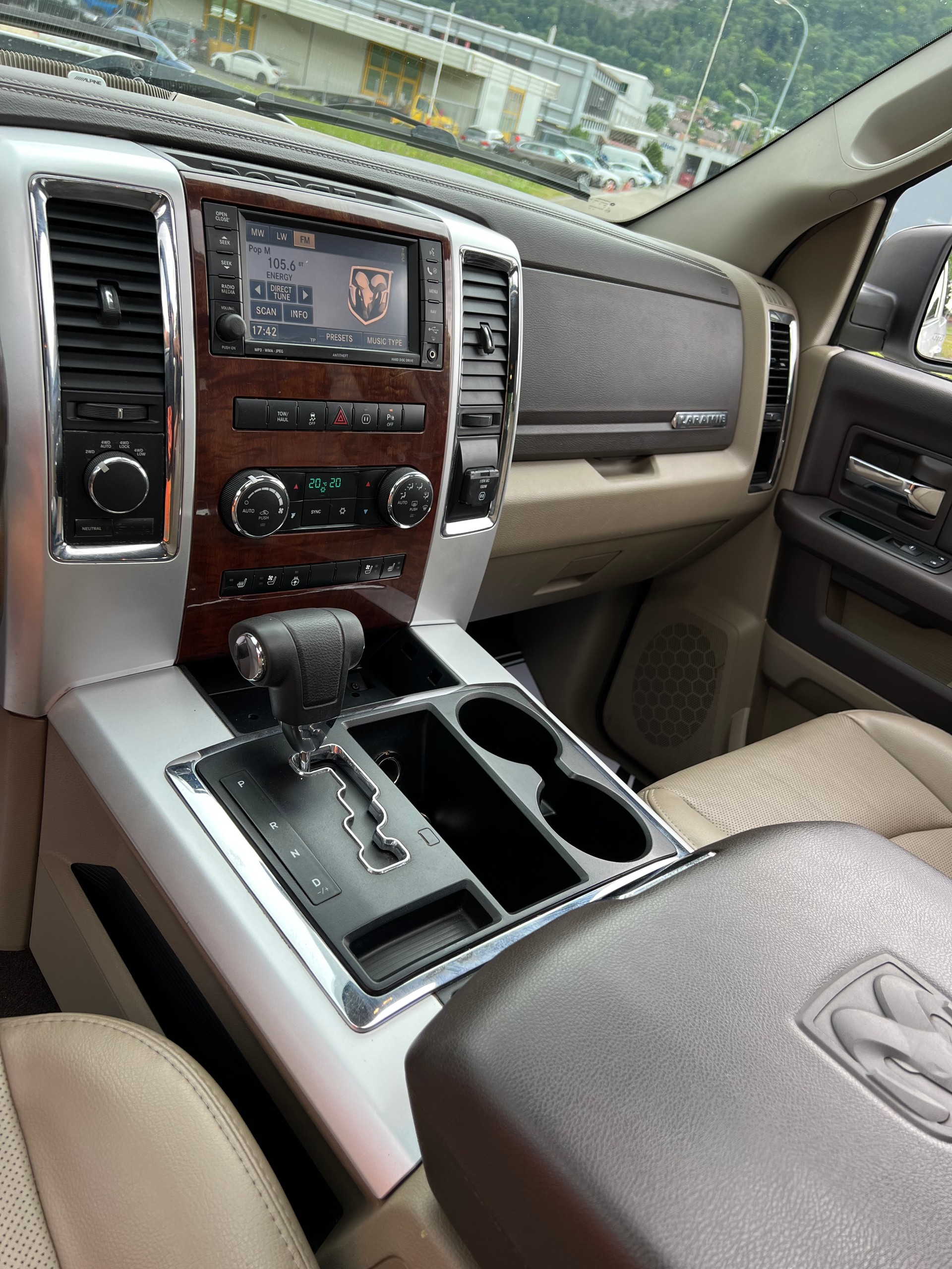 DODGE PICK UP LARAMIE V8 MIT AHK 3`500 KG ZUGLAST. NEU BEREIFT. GÜNSTIG !!-image-22