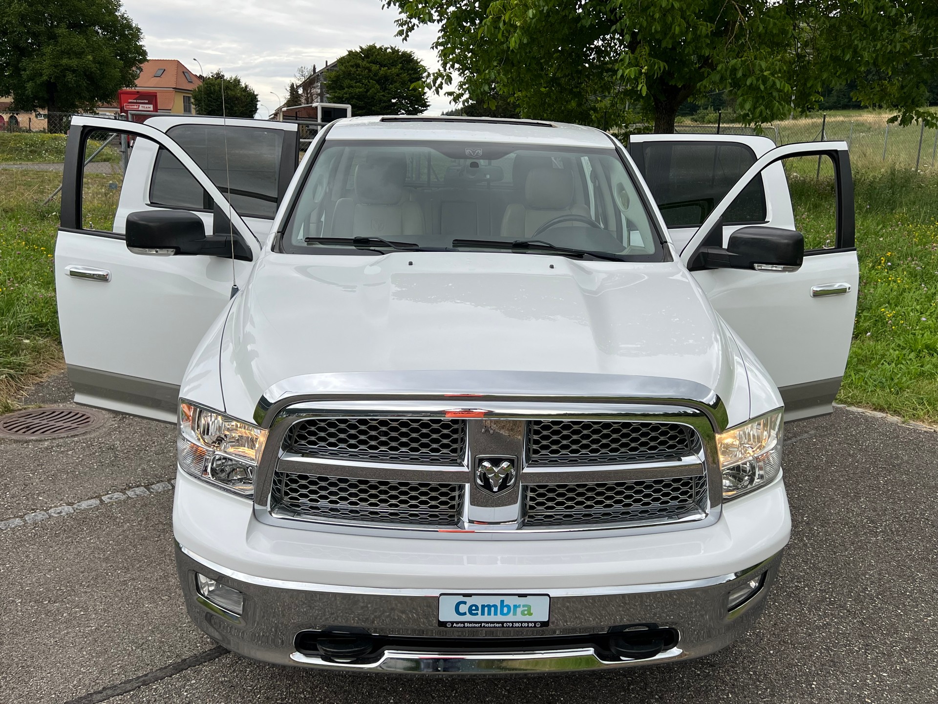 DODGE PICK UP LARAMIE V8 MIT AHK 3`500 KG ZUGLAST. NEU BEREIFT. GÜNSTIG !!-showroom-element-2