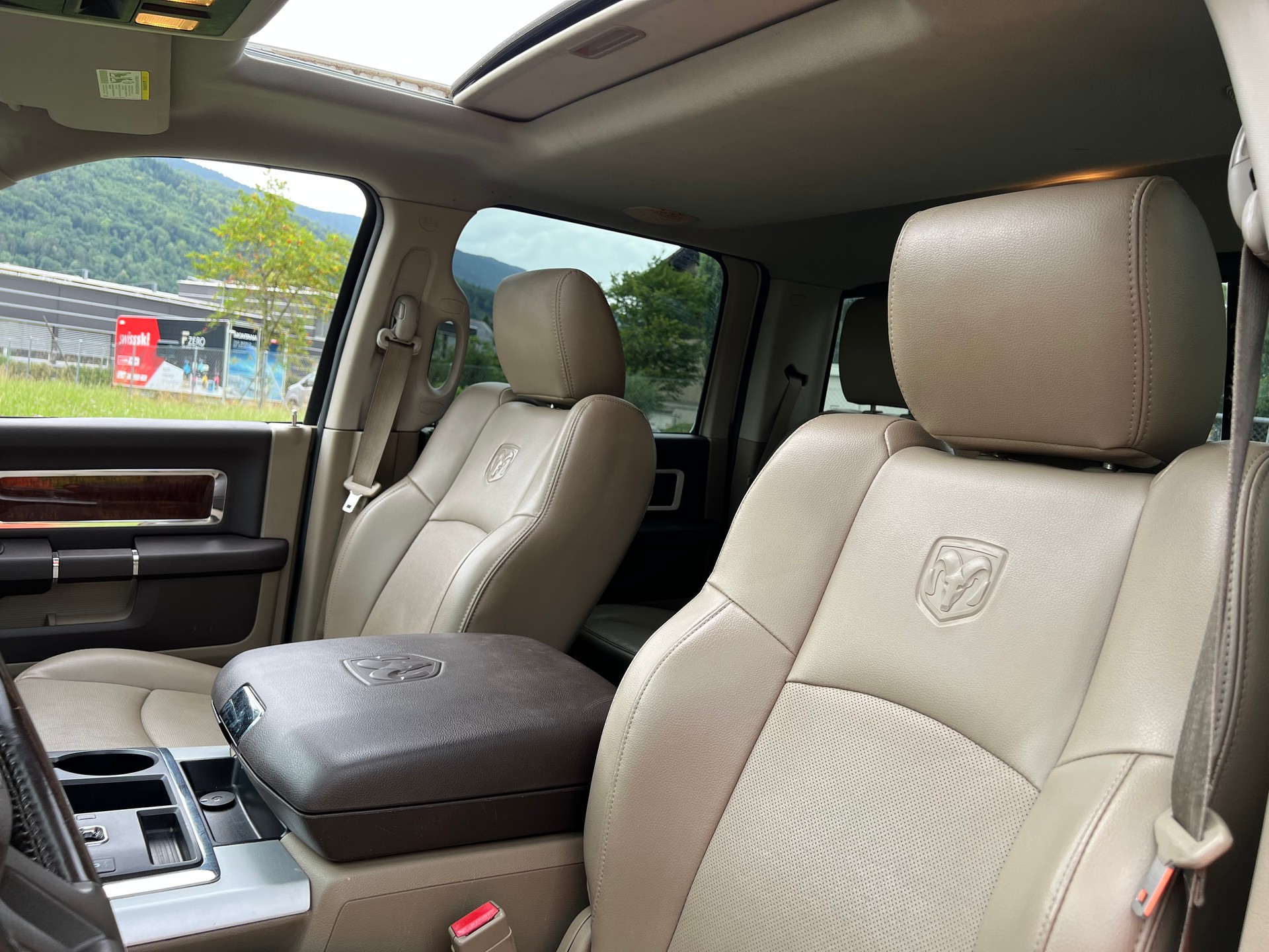 DODGE PICK UP LARAMIE V8 MIT AHK 3`500 KG ZUGLAST. NEU BEREIFT. GÜNSTIG !!-image-24