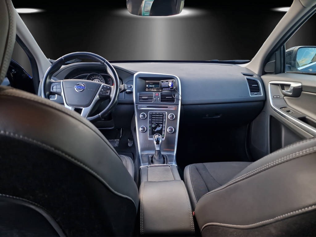 VOLVO XC60 2.4 D5 Momentum AWD-image-10
