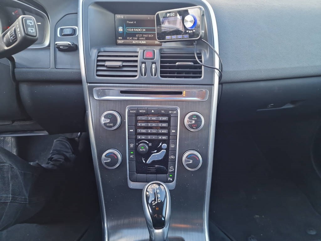 VOLVO XC60 2.4 D5 Momentum AWD-image-11