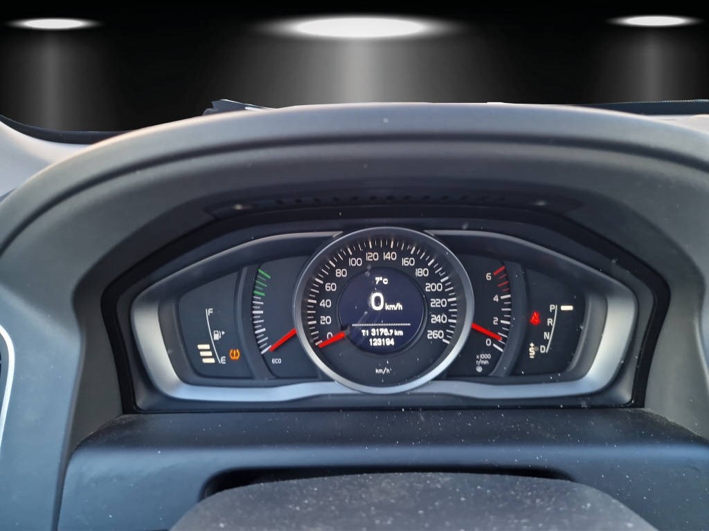 VOLVO XC60 2.4 D5 Momentum AWD-image-12