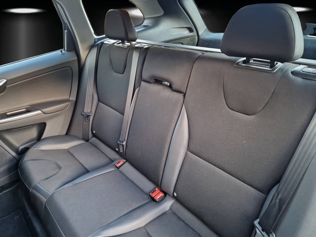 VOLVO XC60 2.4 D5 Momentum AWD-image-9